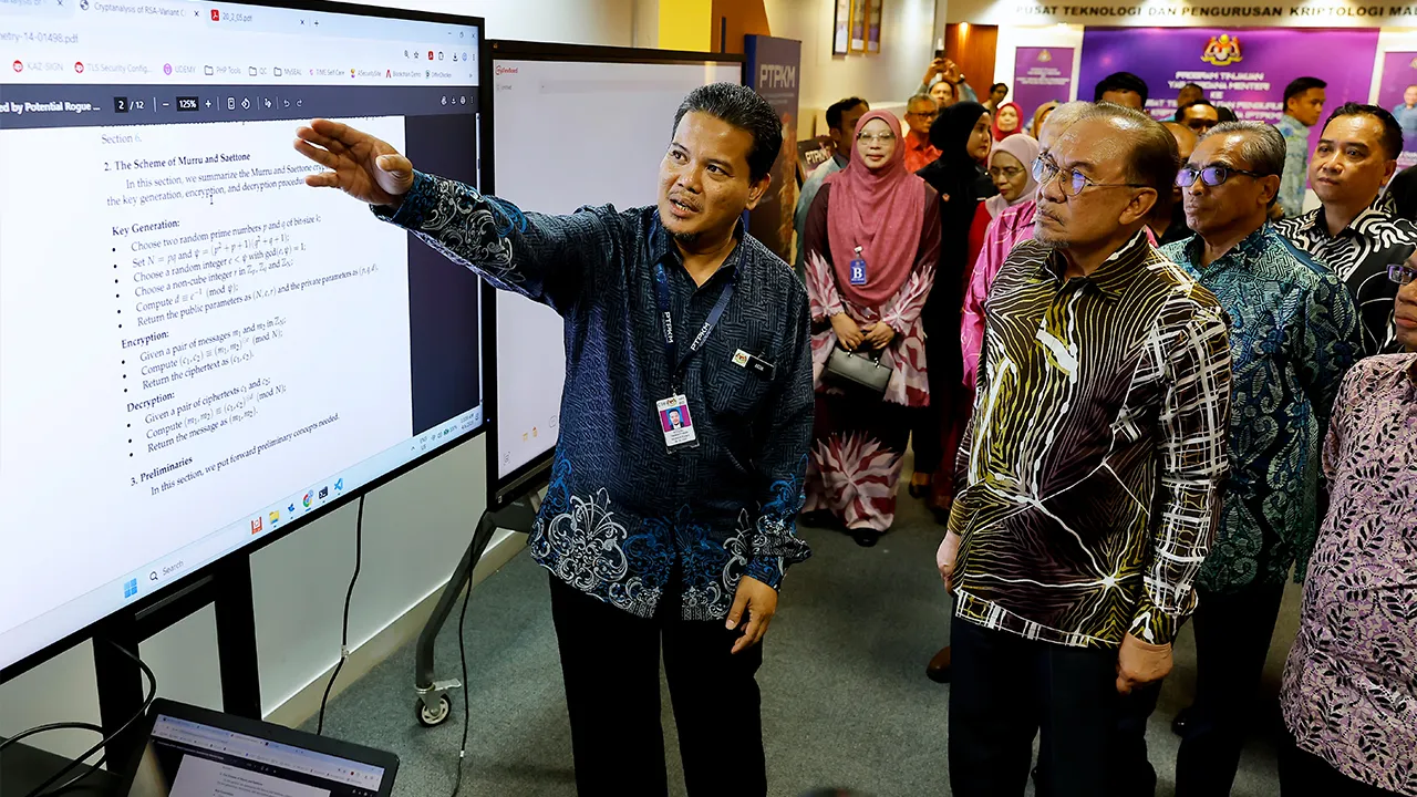 PUTRAJAYA, 4 Jun -- Perdana Menteri Datuk Seri Anwar Ibrahim mengadakan tinjauan ke Pusat Teknologi dan Pengurusan Kriptologi Malaysia (PTPKM) hari ini._BERNAMA