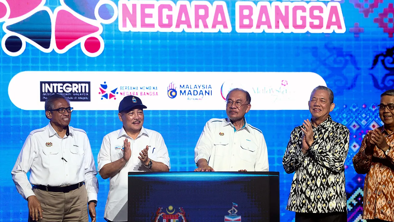 KOTA KINABALU, 13 Jun — Perdana Menteri Datuk Seri Anwar Ibrahim (tengah) merasmikan Sambutan Minggu Perpaduan Peringkat Kebangsaan Tahun 2026 di pekarangan Kompleks Sukan Likas hari ini.Turut hadir Timbalan Perdana Menteri Datuk Seri Fadillah bin Haji Yusof (dua, kanan), Ketua Menteri Datuk Seri Hajiji Noor (dua,kiri) Menteri Perpaduan Negara Datuk Aaron Ago Dagang (kanan) dan Ketua Setiausaha Negara Tan Sri Shamsul Azri Abu Bakar (kiri).  --fotoBERNAMA (2026) HAK CIPTA TERPELIHARA