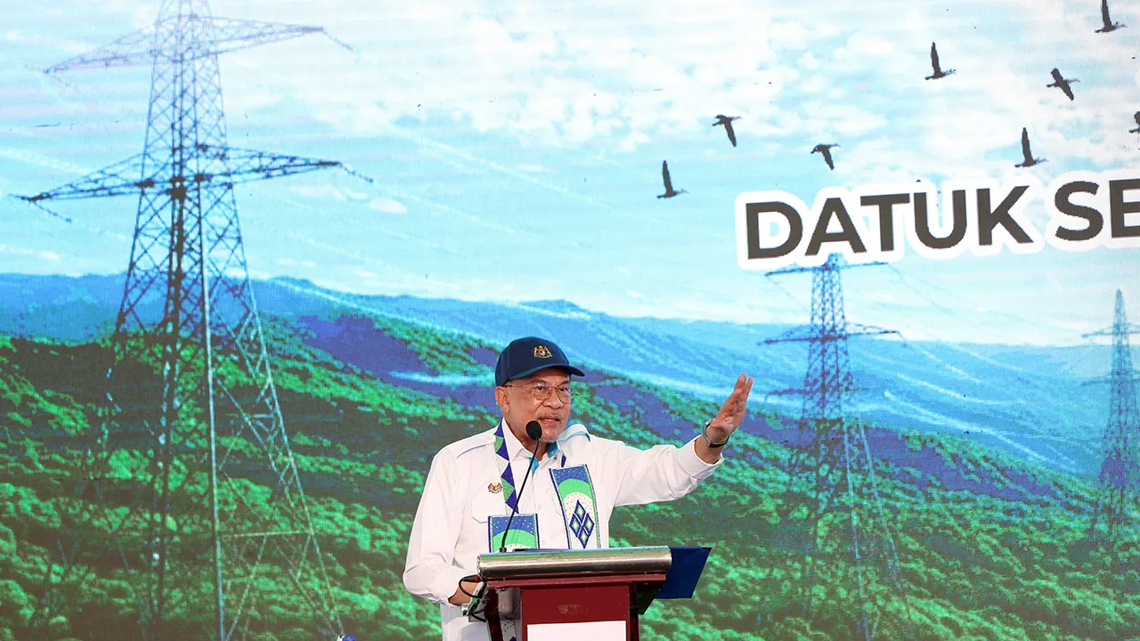 SIPITANG, 13 Jun -- Perdana Menteri Datuk Seri Anwar Ibrahim ketika menyampaikan ucapan perasmian Peluncuran Projek Sabah Southern Madani Link di Kompleks Persatuan Kebudayaan Lundayeh Sabah jari ini.  -- FotoBERNAMA (2026) HAK CIPTA TERPELIHARA.