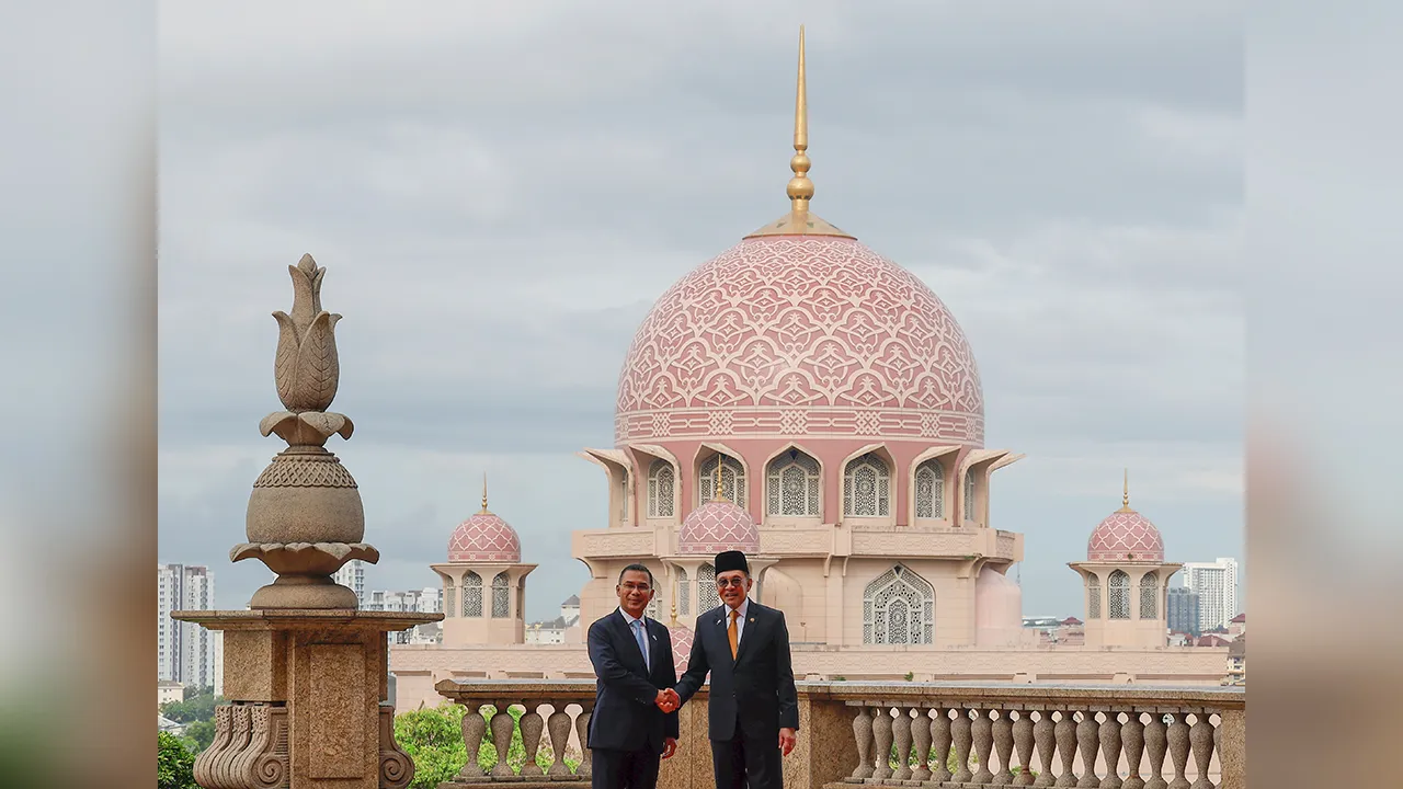 PUTRAJAYA, June 22 -- Prime Minister Datuk Seri Anwar Ibrahim (right) welcomes Bangladesh Prime Minister Tarique Rahman at Perdana Putra today.  Tarique is on a two-day official visit to Malaysia.  --fotoBERNAMA (2026) COPYRIGHT RESERVED