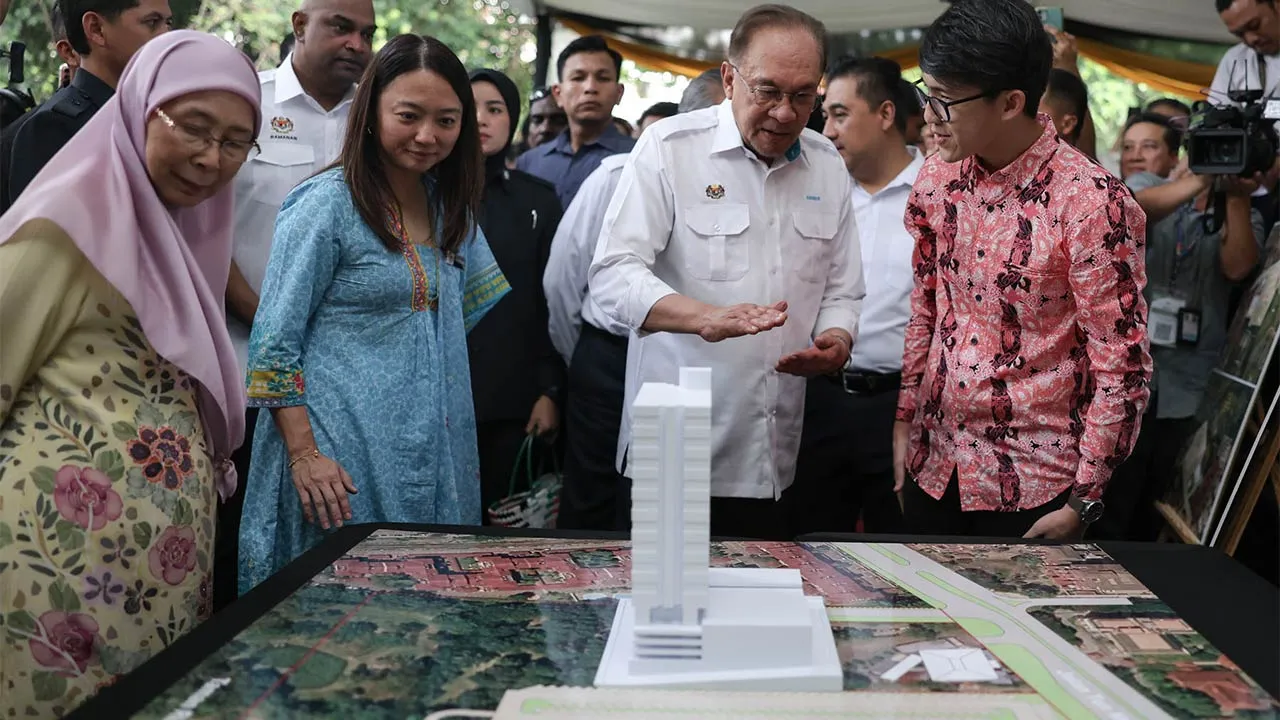 ANWAR MAJLIS PECAH TANAH