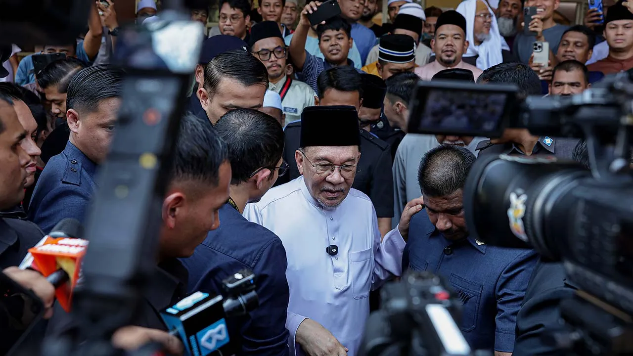 KUALA LUMPUR, 12 Jun -- Perdana Menteri Datuk Seri Anwar Ibrahim selepas menunaikan Solat Jumaat di Masjid Al-Hidayah, Sentul Pasar hari ini.  -- fotoBERNAMA (2026) HAK CIPTA TERPELIHARA