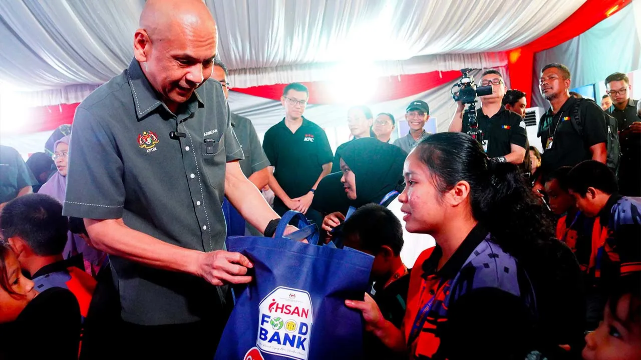 KOTA KINABALU, 7 Jun -- Menteri Perdagangan Dalam Negeri dan Kos Sara Hidup, Datuk Armizan Mohd Ali menyampaikan sumbangan kepada murid-murid sekolah sempena Program Inisiatif Ihsan Food Bank (i-FB)@ KFC di KFC cawangan Menggatal hari ini.   --fotoBERNAMA (2026) HAK CIPTA TERPELIHARA.