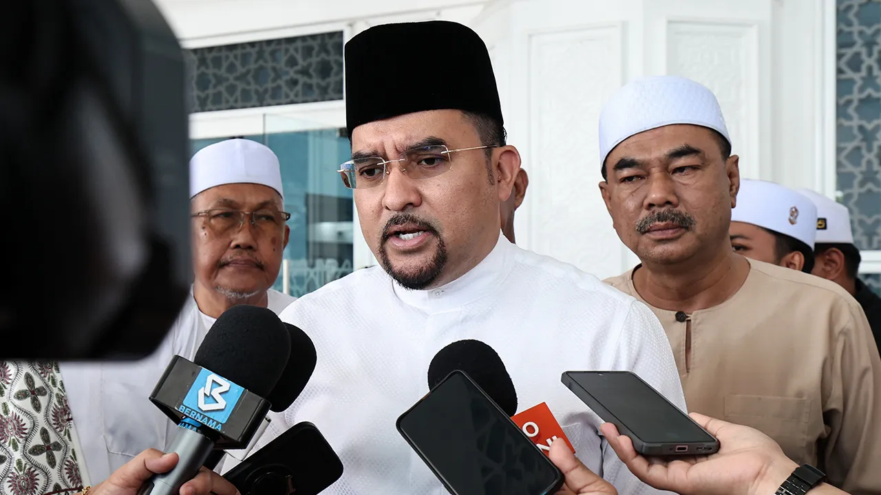 JOHOR BAHRU, 14 Jun -- Setiausaha Agung UMNO Datuk Dr Asyraf Wajdi Dusuki (tengah) bercakap kepada pemberita selepas hadir pada Majlis Zikir Peringatan HaulAsmaulhusna 2026, di Masjid Sultan Iskandar Bandar Dato Onn hari ini.  --fotoBERNAMA (2026) HAK CIPTA TERPELIHARA