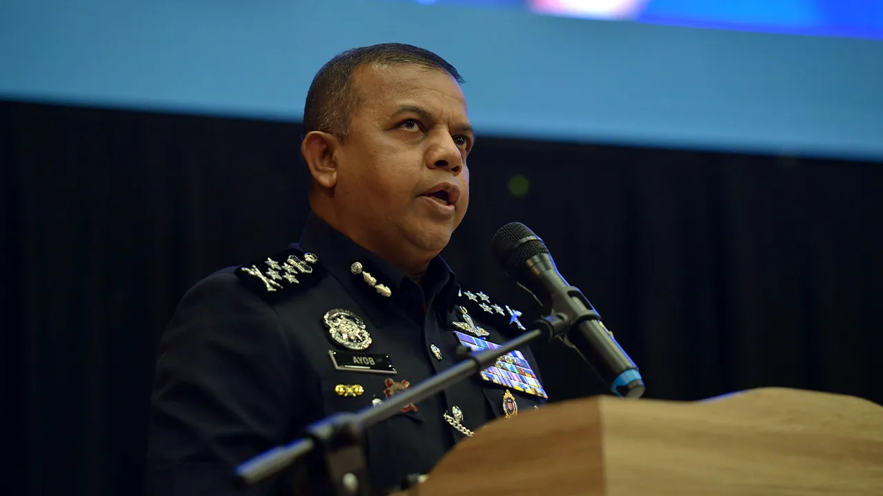 KUCHING, 6 Jun -- Timbalan Ketua Polis Negara Tan Sri Ayob Khan Mydin Pitchay berucap semasa menghadiri majlis pelancaran buku ’Strengthening Integrity, Empowering The Nation: Integrity As The Foundation Of Leadership di Pustaka Negeri Sarawak, hari ini.  -- fotoBERNAMA (2026) HAK CIPTA TERPELIHARA