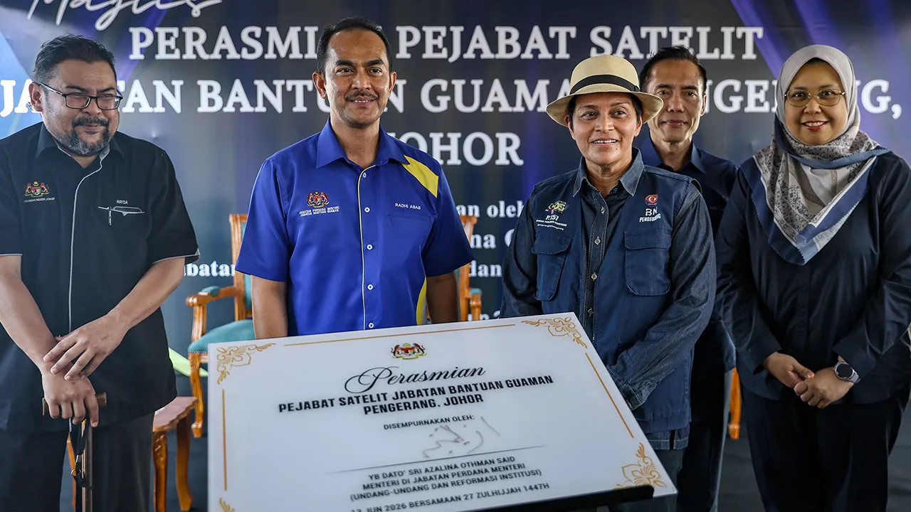 KOTA TINGGI, 13 Jun -- Menteri di Jabatan Perdana Menteri (Undang-undang dan Reformasi Institusi), Datuk Seri Azalina Othman Said (tiga, kanan) merasmikan Pejabat Satelit Jabatan Bantuan Guaman Pengerang di Mahkamah Pengerang hari ini.  --fotoBERNAMA (2026) HAK CIPTA TERPELIHARA