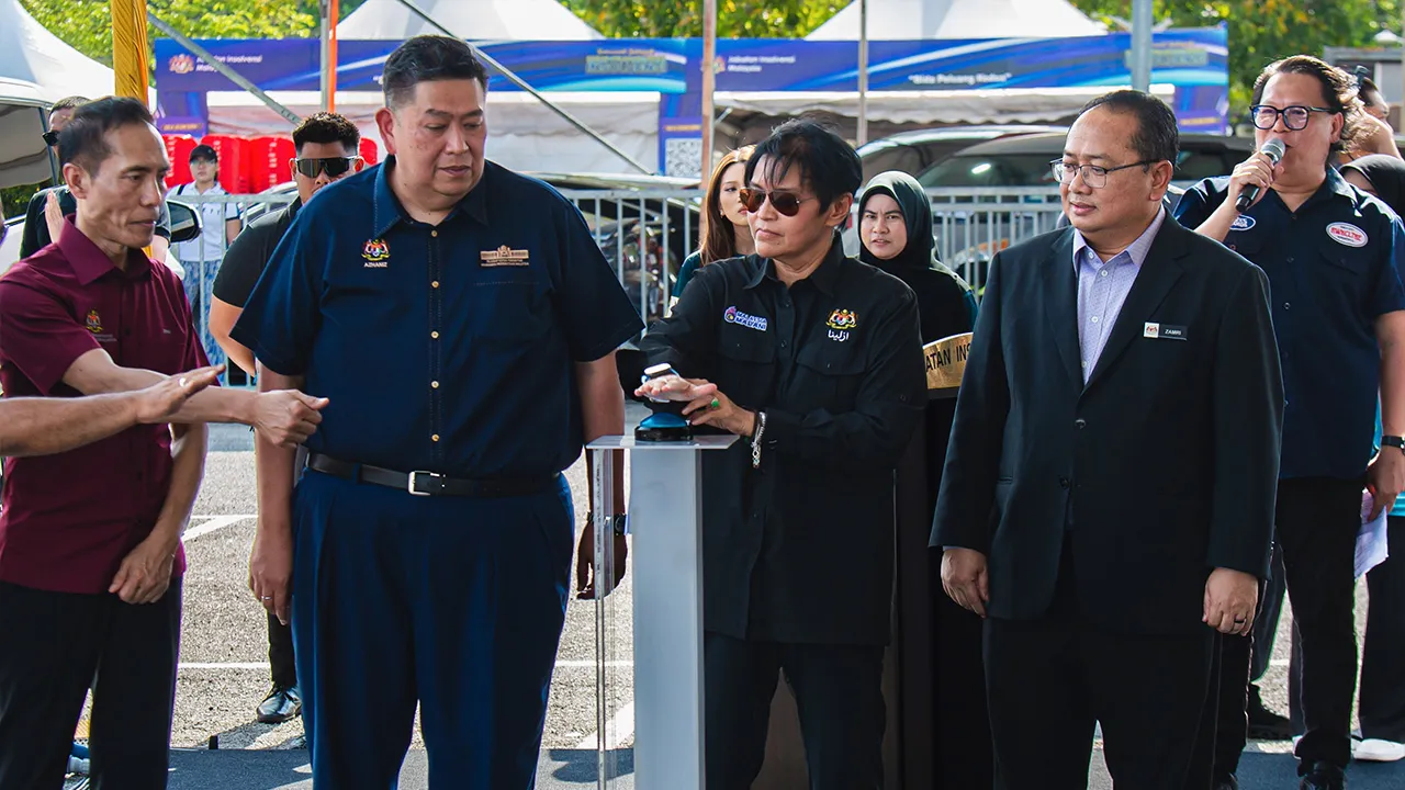 PUTRAJAYA, 26 Jun -- Menteri di Jabatan Perdana Menteri (Undang-undang dan Reformasi Institusi) Datuk Seri Azalina Othman Said (tengah) menyempurnakan Majlis Perasmian Karnival Jelajah Dasar Peluang Kedua Insolvensi 2026 di Presint 3 hari ini_BERNAMA