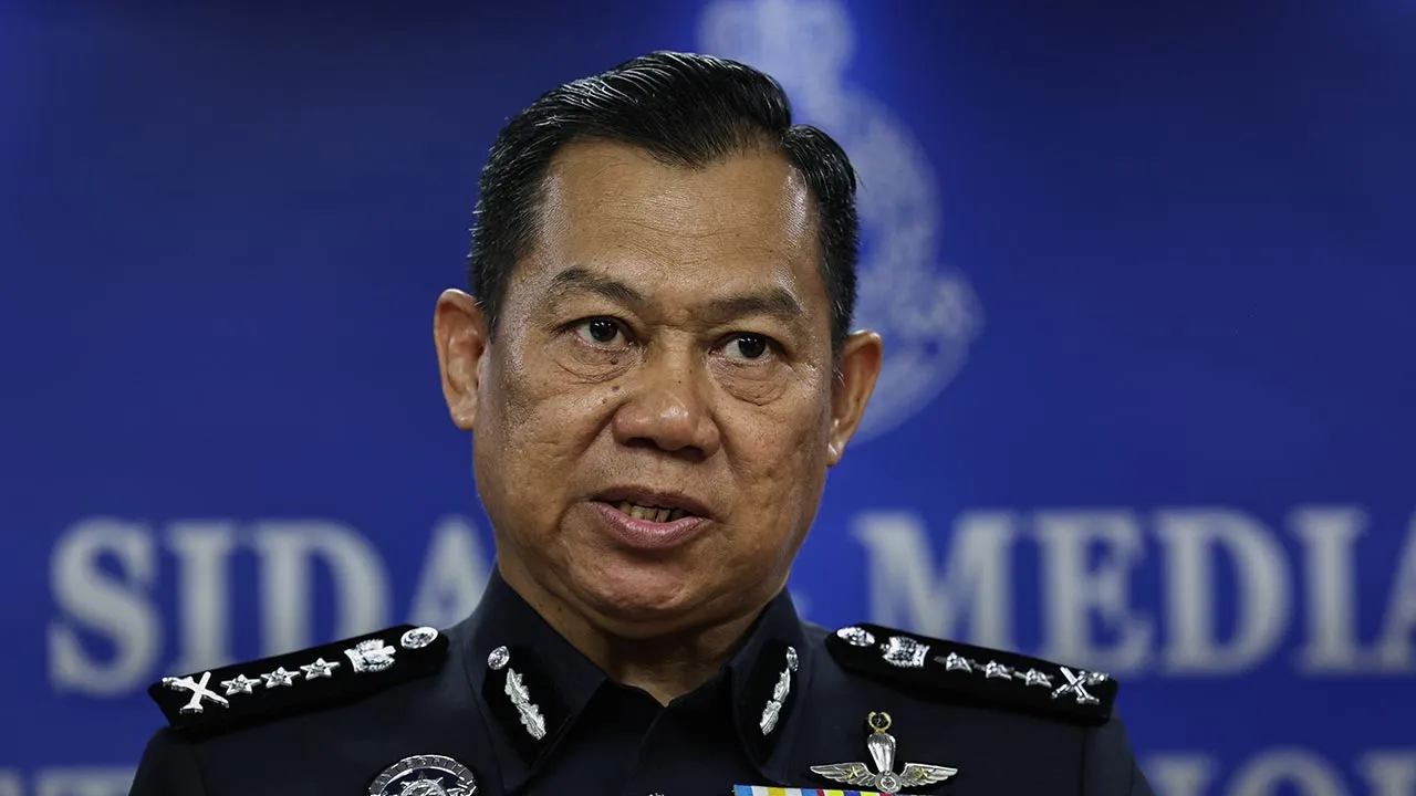 JOHOR BAHRU, 18 Jun -- Ketua Polis Johor Datuk Ab Rahaman Arsad bercakap pada sidang media mengenai persiapan dan kesiapsiagaan Polis Kontinjen Johor menghadapi Pilihan Raya Negeri (PRN) Johor ke-16 di Ibu Pejabat Polis Kontinjen Johor hari ini.  --fotoBERNAMA (2026) HAK CIPTA TERPELIHARA