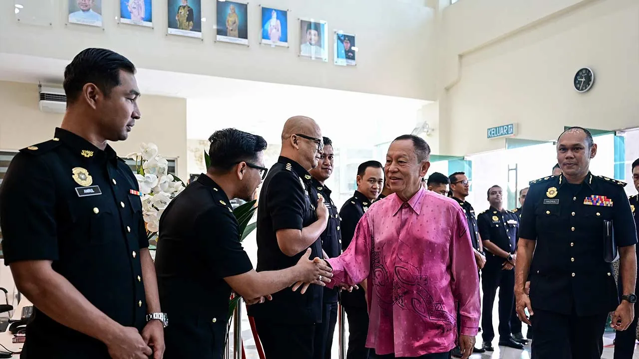 KUALA TERENGGANU, 7 Jun -- Ketua Pesuruhjaya Suruhanjaya Pencegahan Rasuah Malaysia (SPRM), Datuk Seri Abd Halim Aman (dua, kanan) menyantuni pegawai-pegawai pengurusan SPRM Negeri Terengganu sempena lawatan kerja ke Ibu Pejabat SPRM Negeri Terengganu hari ini.  Turut sama Pengarah SPRM Terengganu, Hazrul Shazreen Abd Yazid (kanan).  --fotoBERNAMA (2026) HAK CIPTA TERPELIHARA
