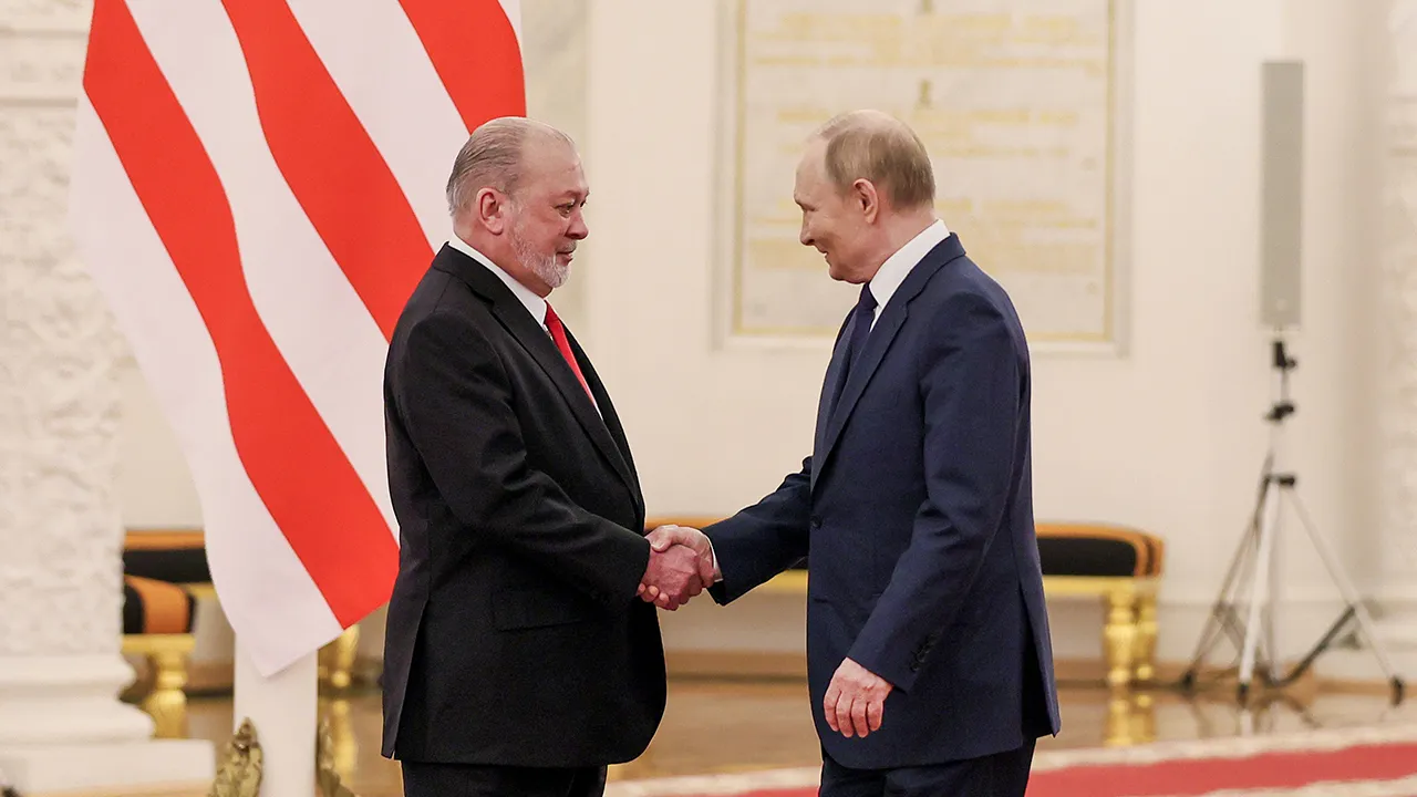 MOSCOW, 6 Ogos -- Yang di-Pertuan Agong Sultan Ibrahim berkenan bersalaman dengan Presiden Rusia Vladimir Putin pada Majlis Sambutan Negara di Grand Kremlin Palace hari ini._BERNAMA