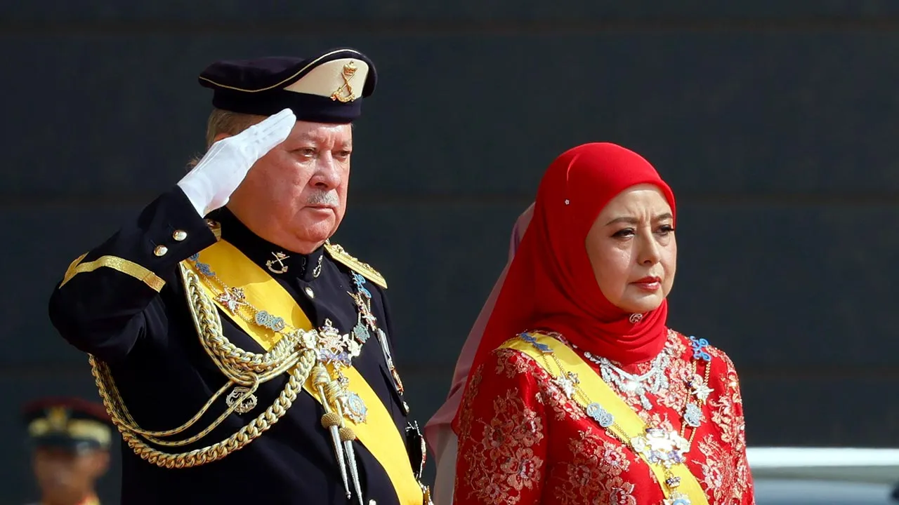 KUALA LUMPUR, 1 Jun -- Yang di-Pertuan Agong Sultan Ibrahim berkenan menerima Hormat Diraja daripada Kawalan Kehormatan Utama, Batalion Pertama Rejimen Askar Melayu Diraja (RAMD) pada Istiadat Menghadap dan Pengurniaan Darjah Kebesaran, Bintang dan Pingat Persekutuan 2026 sempena Ulang Tahun Hari Keputeraan Rasmi Yang di-Pertuan Agong di Istana Negara hari ini.  Turut berangkat Raja Permaisuri Agong Raja Zarith Sofiah.  -- fotoBERNAMA (2026) HAK CIPTA TERPELIHARA