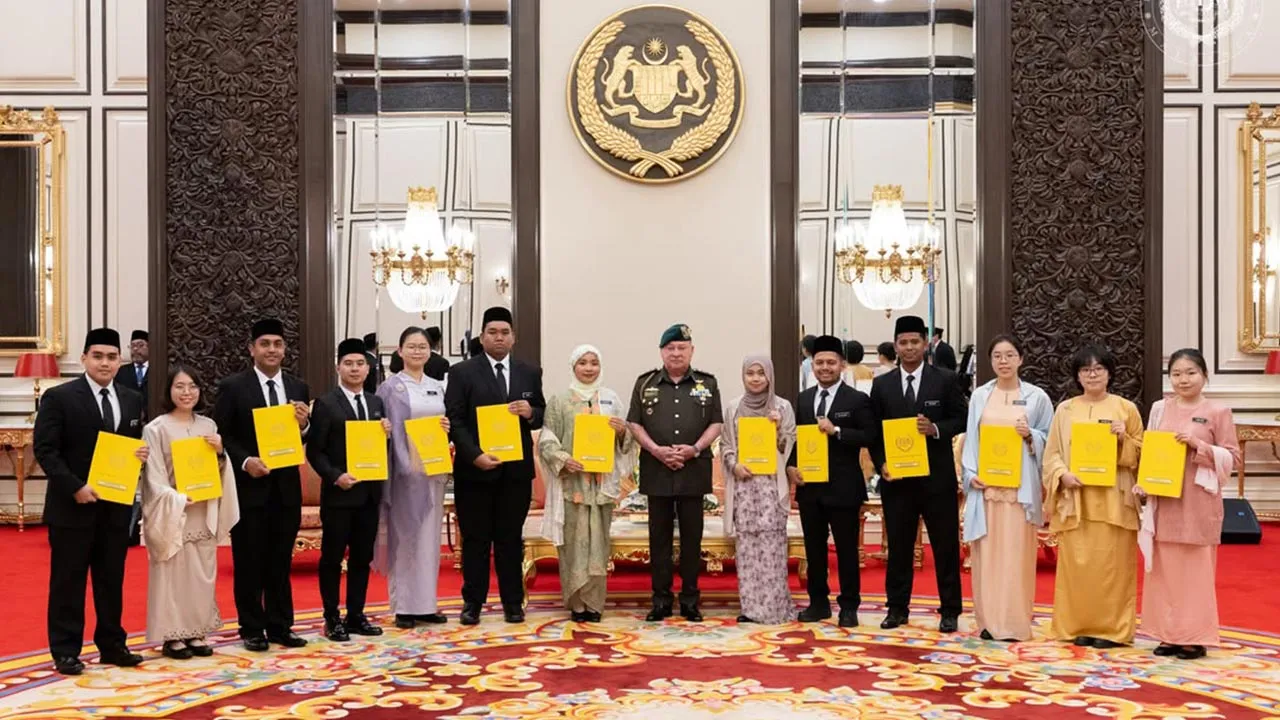 SULTAN IBRAHIM KURNIA BIASISWA YANG DI-PERTUAN AGONG KEPADA 14 PENERIMA -- Instagram Official Sultan Ibrahim