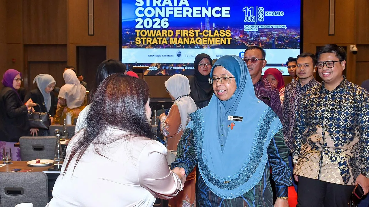 SHAH ALAM, 11 Jun -- Timbalan Menteri Perumahan dan Kerajaan Tempatan Datuk Aiman Athirah Sabu (dua kanan) bersalaman bersama peserta pada Majlis Perasmian Persidangan Strata 2026: Ke Arah Pengurusan Strata Kelas Pertama di sebuah hotel di Seksyen 7 Shah Alam hari ini.  -- fotoBERNAMA