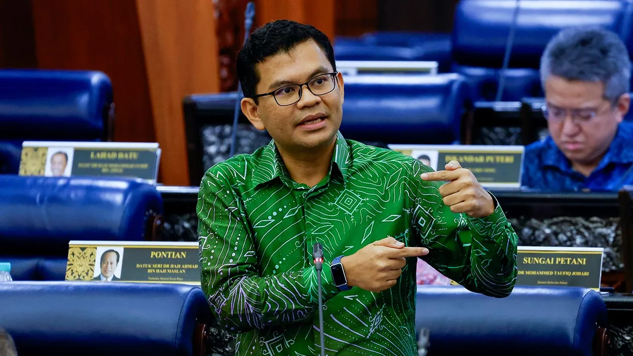 KUALA LUMPUR, 25 Jun -- Menteri Ekonomi merangkap Ahli Parlimen Johor Bahru Akmal Nasrullah Mohd Nasir ketika sesi Pertanyaan - Pertanyaan Bagi Jawab Lisan sempena Mesyuarat Kedua, Penggal Kelima, Parlimen ke-15 di Bangunan Parlimen hari ini.   -- fotoBERNAMA (2026) HAK CIPTA TERPELIHARA
