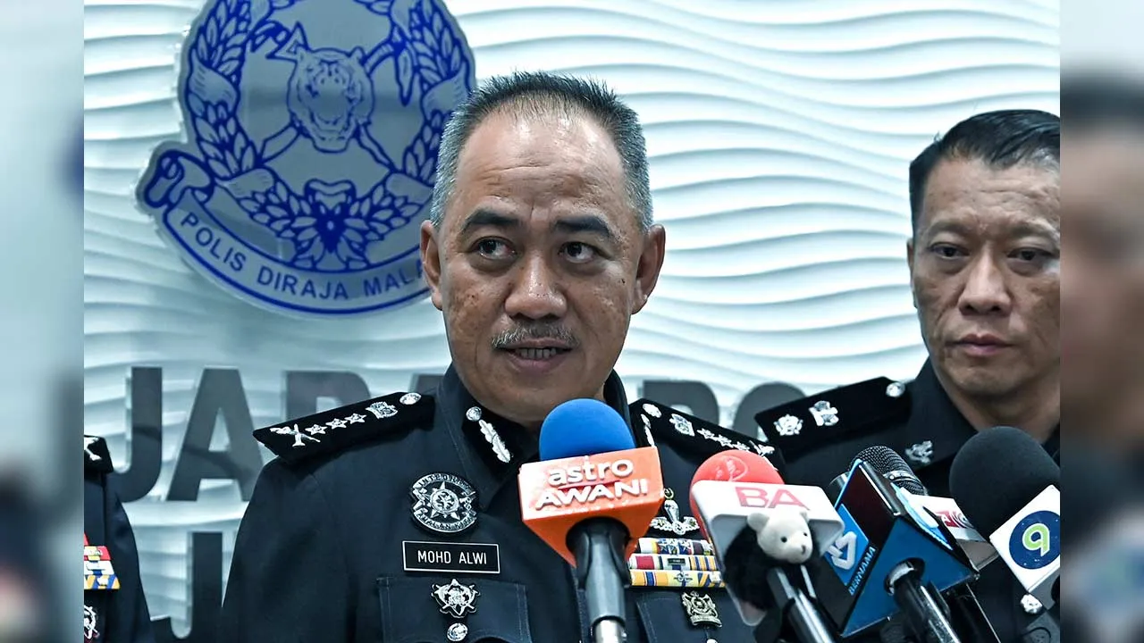 IPOH, 22 Jun -- Ketua Polis Perak Datuk Mohd Alwi Zainal Abidin pada Sidang Media kejayaan menumpaskan sindiket gores dan menang di Ibu Pejabat Polis (IPK) Kontinjen Perak hari ini.  Dua wanita warga emas mengalami kerugian kira-kira RM77,600 kerana terpedaya dengan sindiket penipuan gores dan menang dalam dua kejadian yang berlaku di Ipoh dan Taiping.  --fotoBERNAMA (2026) HAK CIPTA TERPELIHARA