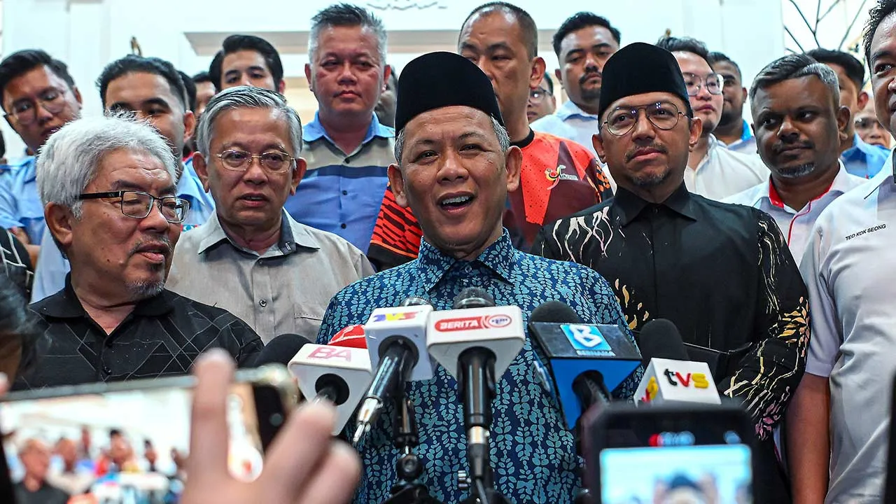 SEREMBAN, 4 Jun -- Menteri Besar Negeri Sembilan Datuk Seri Aminuddin Harun bercakap kepada wartawan semasa sidang media khas di kediaman rasminya, hari ini.  Beliau berkata pembubaran Dewan Undangan Negeri (DUN) Negeri Sembilan yang mempunyai 36 kerusi itu diperkenankan oleh Yang Dipertuan Besar Negeri Sembilan Tuanku Muhriz Tuanku Munawir selepas sesi menghadap di Istana Besar Seri Menanti hari ini, sekali gus membuka laluan kepada Pilihan Raya Negeri (PRN) ke-16 yang akan diadakan selepas pembubaran berk