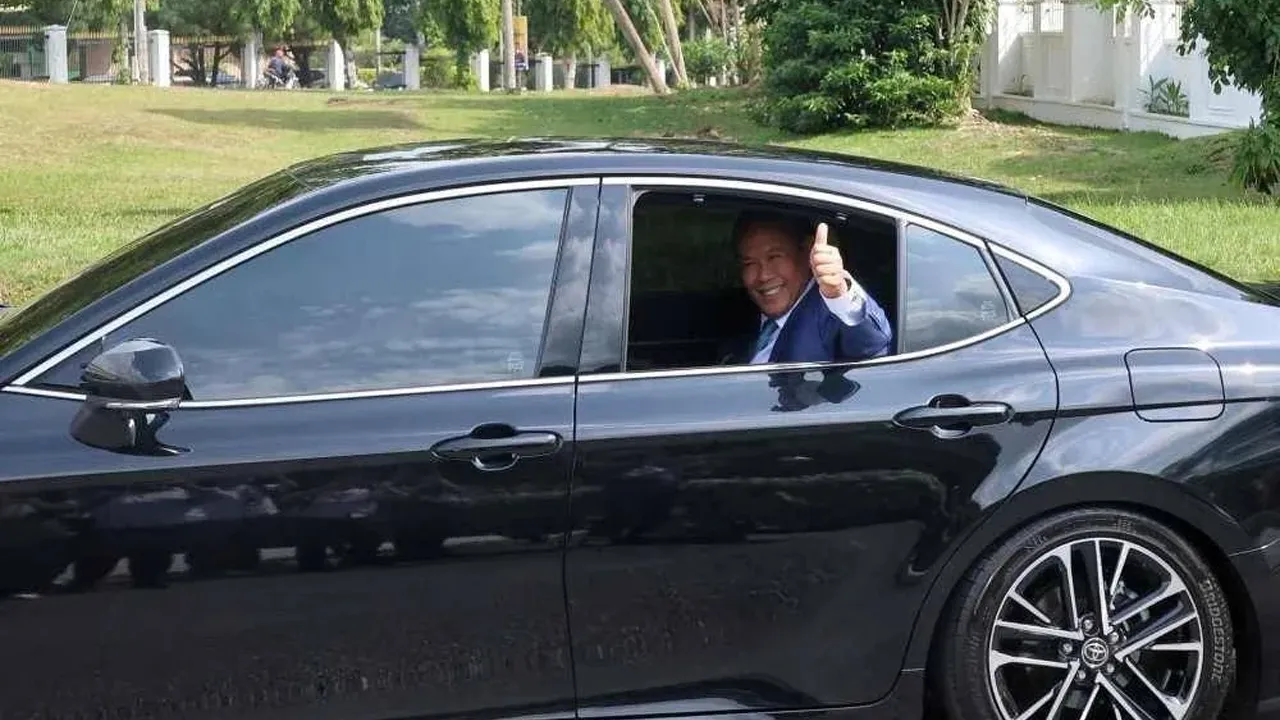 SEREMBAN – “Biasa-biasa hari Rabu.”  Demikian reaksi ringkas Menteri Besar Negeri Sembilan, Datuk Seri Aminuddin Harun ketika ditanya pemberita mengenai kehadirannya ke Istana Hinggap pada Rabu.