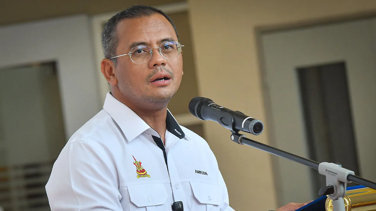 SHAH ALAM, 5 Mei -- Menteri Besar Selangor Datuk Seri Amirudin Shari berucap pada Majlis Perasmian Kompleks Ibu Pejabat Jabatan Kerja Raya (JKR) Negeri Selangor dan Pembukaan Program Gagasan Rumpun Selangor Tahun 2026 di Seksyen 17 hari ini.  -- fotoBERNAMA
