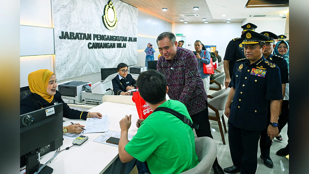 NILAI, 11 Jun -- Menteri Pengangkutan Anthony Loke Siew Fook (tengah) beramah mesra bersama pelanggan yang berurusan di pejabat Jabatan Pengangkutan Jalan (JPJ) cawangan Nilai selepas merasmikan pembukaan pejabat baharu itu, hari ini.  Turut sama Ketua Pengarah JPJ Datuk Aedy Fadly Ramli (kanan).  --fotoBERNAMA