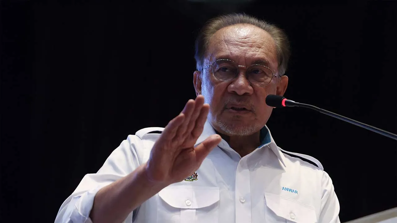 ALOR GAJAH, 24 Jun -- Perdana Menteri Datuk Seri Anwar Ibrahim menyampaikan ucapan pada Sesi Santai Mesra Perdana Menteri dan Ketua Setiausaha Negara Dengan Warga Perkhidmatan Awam Zon Selatan di Dewan Pusat Kecemerlangan Kejuruteraan dan Teknologi JKR (CREaTE) Melaka, hari ini.  —fotoBERNAMA (2026) HAK CIPTA TERPELIHARA