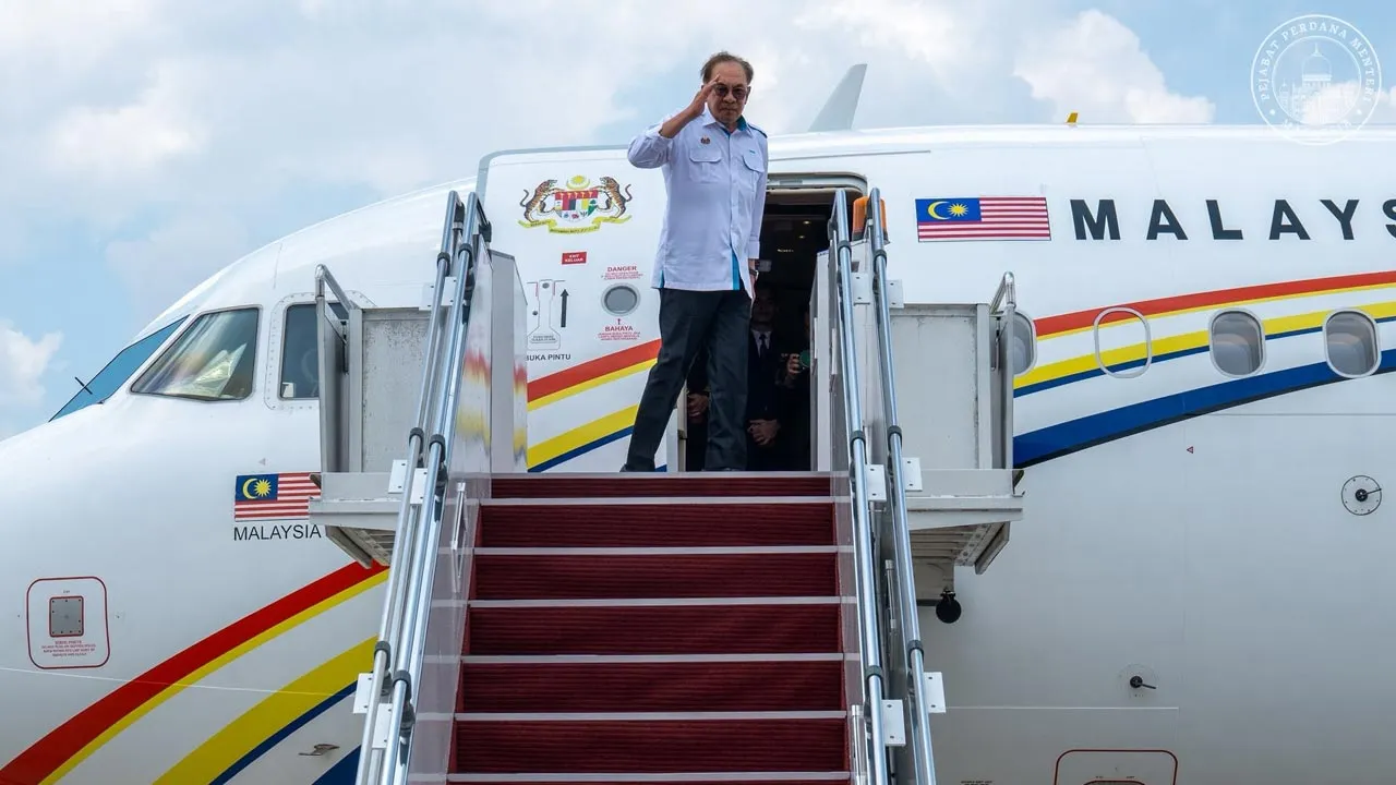 Berlepas ke Kazan, Persekutuan Rusia bagi menghadiri Sidang Kemuncak Peringatan ASEAN-Rusia. -- FB Anwar Ibrahim