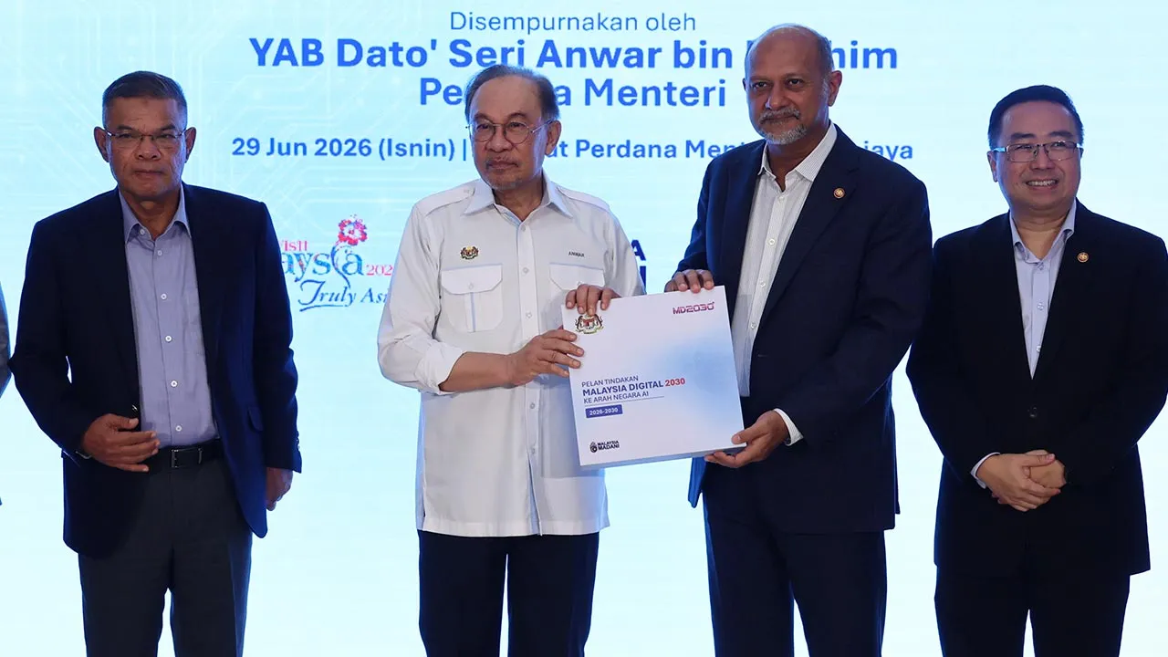 PUTRAJAYA, 29 Jun -- Perdana Menteri Datuk Seri Anwar Ibrahim (dua, kiri) menerima Buku Pelan Tindakan Malaysia Digital 2030 Ke Arah Negara AI daripada Menteri Digital Gobind Singh Deo (dua, kanan) pada Majlis Pelancaran Pelan Tindakan Malaysia Digital 2030 (MD2030) di Bangunan Perdana Putra hari ini.  Turut kelihatan (dari kiri) Menteri Dalam Negeri Datuk Seri Saifuddin Nasution Ismail (kiri) dan Menteri Sains, Teknologi dan Inovasi Datuk Chang Lih Kang (kanan).  --fotoBERNAMA (2026) HAK CIPTA TERPELIHARA