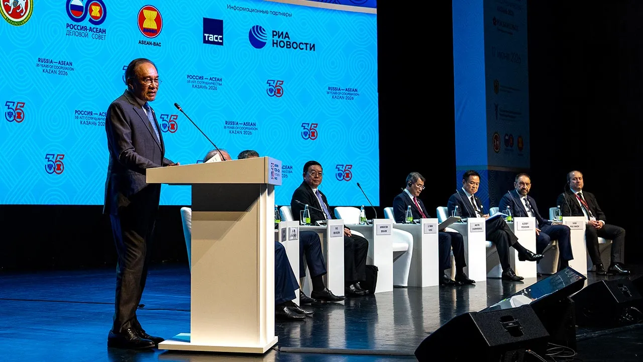 YAB Perdana Menteri, Dato' Seri Anwar Ibrahim menyampaikan ucapan pembukaan semasa Forum Bisnes Rusia-ASEAN semasa Sidang Kemuncak Rusia-ASEAN ke-35 di Kazan, Rusia. 17 Jun 2026. FATH RIZAL/Pejabat Perdana Menteri.