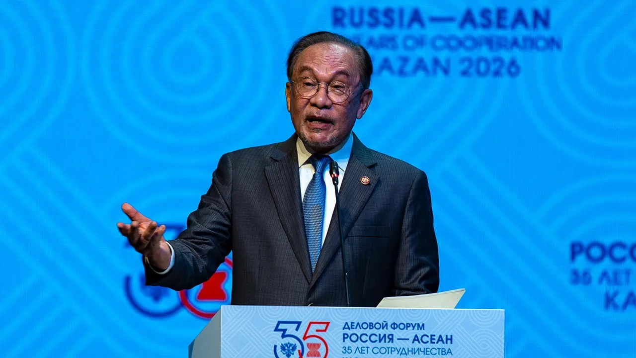 YAB Perdana Menteri, Dato' Seri Anwar Ibrahim menyampaikan ucapan pembukaan semasa Forum Bisnes Rusia-ASEAN semasa Sidang Kemuncak Rusia-ASEAN ke-35 di Kazan, Rusia. 17 Jun 2026. FATH RIZAL/Pejabat Perdana Menteri.