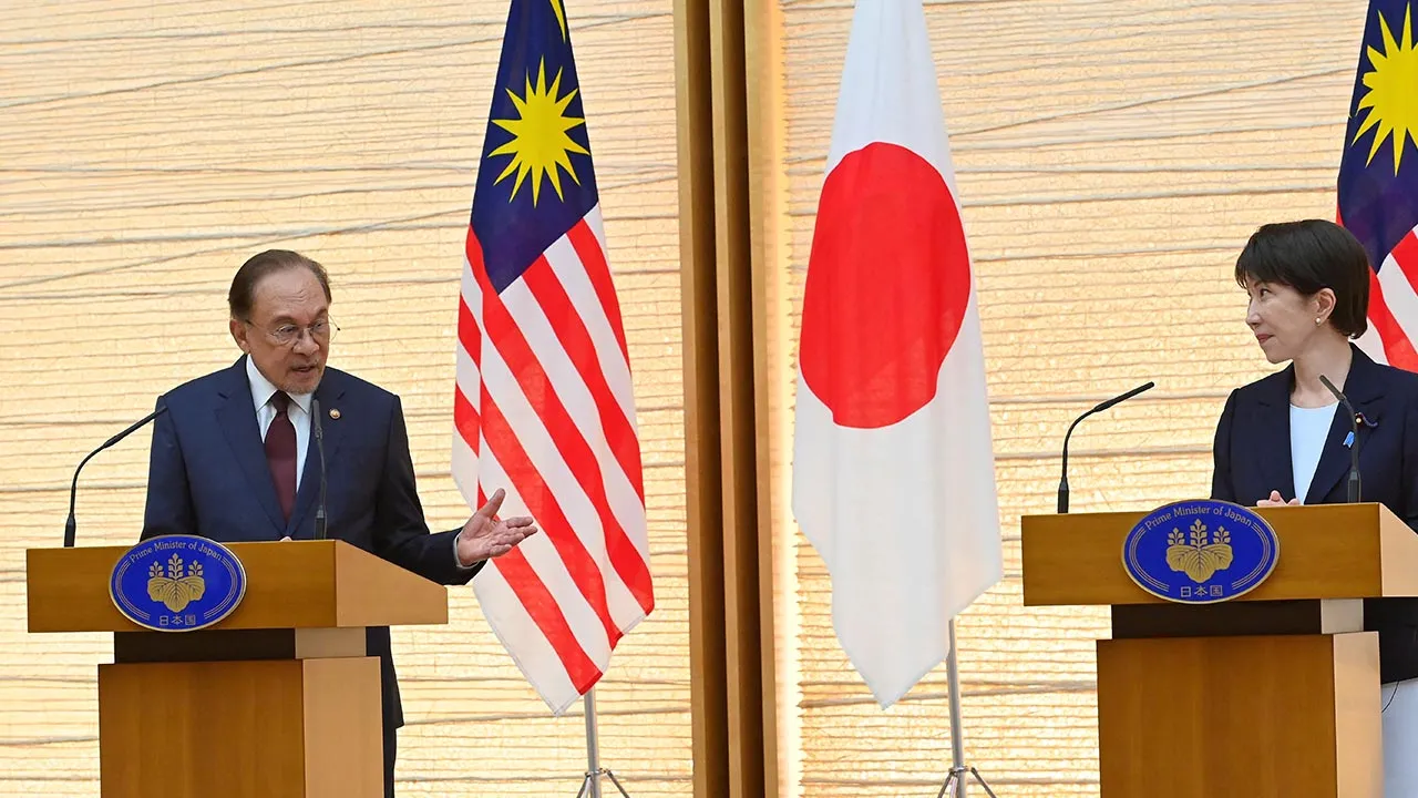 Japanese Prime Minister Sanae Takaichi (R) and Malaysian Prime Minister Anwar Ibrahim (L) hold a joint press announcement following their bilateral meeting at the Prime Minister’s Office in Tokyo, Japan, on June 10, 2026. David Mareuil/Pool via REUTERS