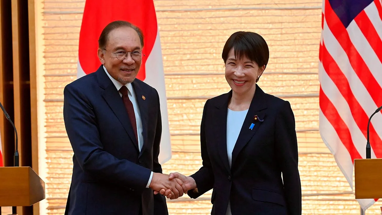 Japanese Prime Minister Sanae Takaichi (R) and Prime Minister Anwar Ibrahim (L) shake hands at the end a joint press announcement following their bilateral meeting at the Prime Minister’s Office in Tokyo, Japan, on June 10, 2026. David Mareuil/Pool via REUTERS