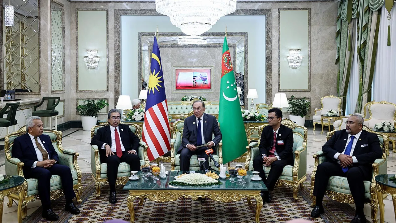 ASHGABAT (TURKMENISTAN), June 19 -- Prime Minister Datuk Seri Anwar Ibrahim (middle), together with Minister of Investment, Trade and Industry Datuk Seri Johari Abdul Ghani (second, left) and Minister of Economy Akmal Nasrullah Mohd Nasir (second, right), during an exit press conference after completing his official visit to Turkmenistan before departing for Penang International Airport at Ashgabat International Airport here today.  --fotoBERNAMA (2026) COPYRIGHT RESERVED