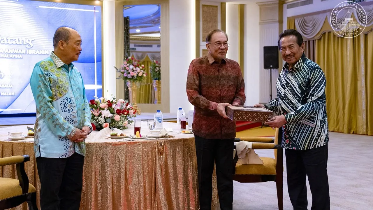 Mengakhiri lawatan ke Sabah, saya menghadiri makan malam bersama Yang di-Pertua Negeri Sabah, TYT Tun Datuk Seri Panglima Musa Aman di Istana Seri Kinabalu.