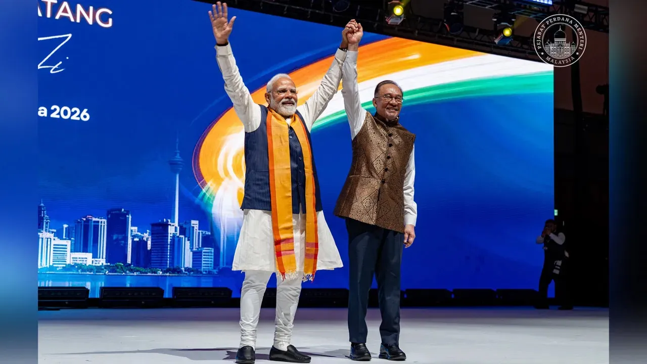 Anwar (kanan) dan Modi semasa majlis pertemuan bersama komuniti India di Pusat Konvensyen The Mines hari ini bersempena lawatan rasmi selama dua hari. - Bernama