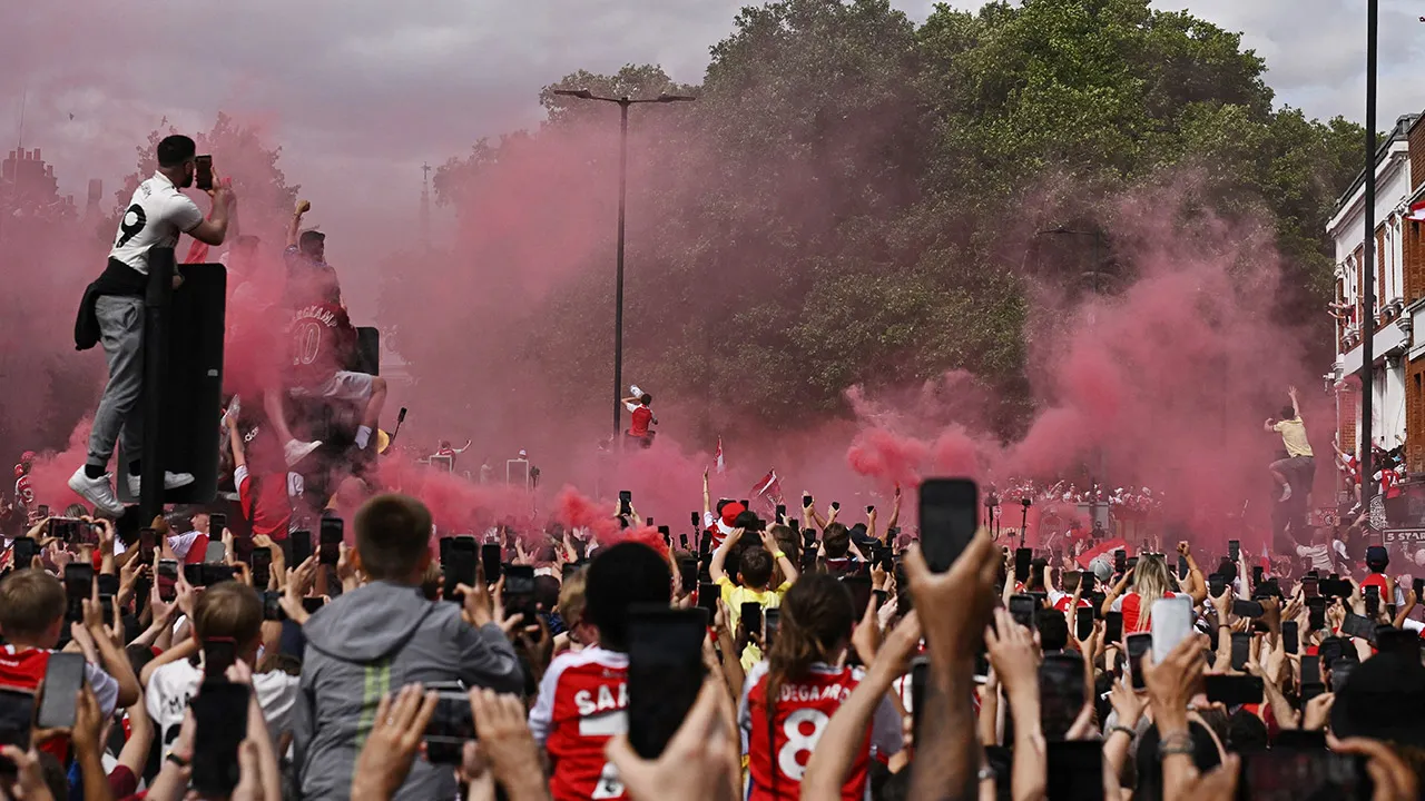 Soccer Football - Premier League - Arsenal Victory Parade - London, Britain - May 31, 2026 General view as Arsenal fans celebrate during the victory parade REUTERS/Dylan Martinez