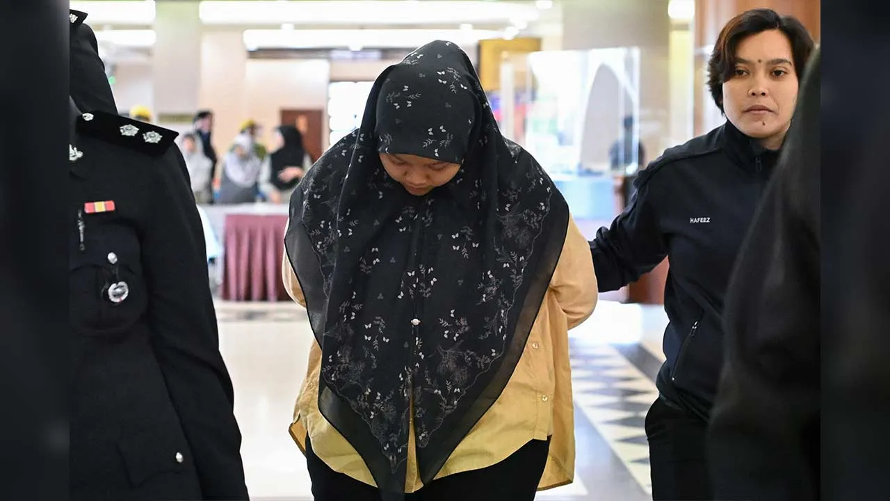 KUALA LUMPUR, 18 Sept -- Bekas juruwang sebuah pasar raya mengaku tidak bersalah di Mahkamah Sesyen hari ini atas 14 pertuduhan melakukan pecah amanah dan pengubahan wang haram berhubung mesin terminal pin Touch 'n Go eWallet milik pasar raya itu berjumlah RM568,200.  Nur Atiqah Asyirah Muhamad Fauzi, 28, didakwa atas dua pertuduhan iaitu sebagai pekerja di pasar raya itu yang diamanahkan dengan mesin terminal pin milik pasar raya berkenaan, telah menyalahgunakan mesin tersebut dengan mengeluarkan nilai pin