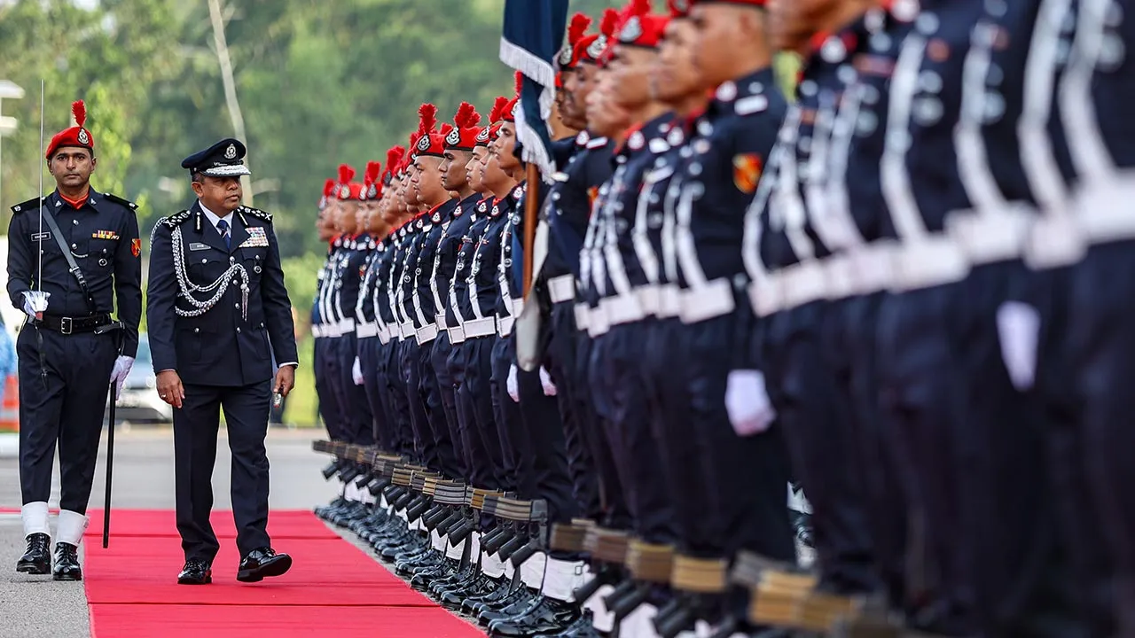 ISKANDAR PUTERI, 15 Jun -- Timbalan Ketua Polis Negara, Tan Sri Ayob Khan Mydin Pitchay (dua, kiri) memeriksa kawalan kehormatan pasukan Polis Simpanan Persekutuan pada Majlis Perasmian Ibu Pejabat Polis Daerah Iskandar Puteri hari ini.  --fotoBERNAMA (2026) HAK CIPTA TERPELIHARA
