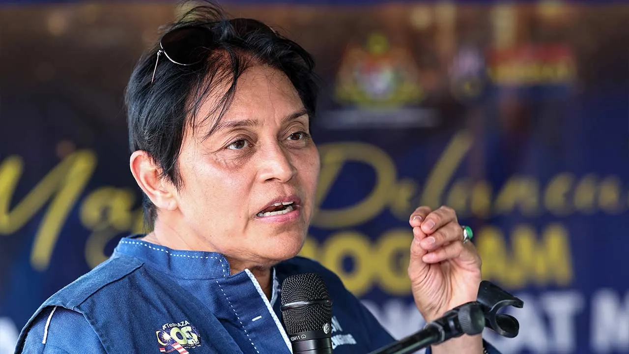 KOTA TINGGI, 2 Jun -- Menteri di Jabatan Perdana Menteri (Undang-undang dan Reformasi Institusi), Datuk Seri Azalina Othman Said berucap pada Majlis Peluncuran Program Kampung Angkat MADANI di Balai Raya Kampung Tanjung Serindit, Bandar Penawar hari ini.  --fotoBERNAMA (2026) HAK CIPTA TERPELIHARA