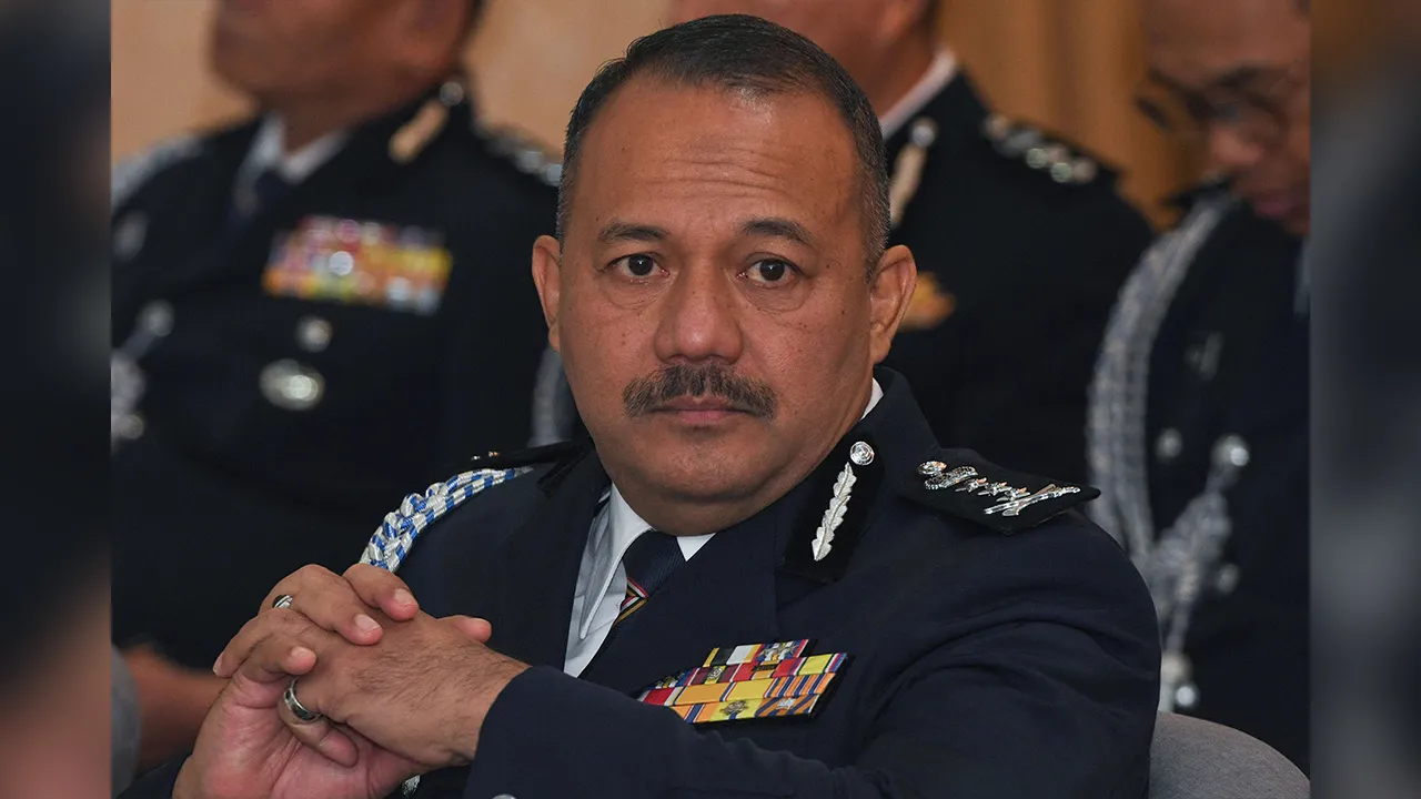 GEORGE TOWN, 11 Ogos -- Timbalan Pengarah Pengurusan (Pentadbiran) Bukit Aman Datuk Azizee Ismail menerima tugas sebagai Ketua Polis Pulau Pinang pada Majlis Pemakaian Pangkat dan Serah Terima Tugas di Mes Pegawai Kanan Ibu Pejabat Polis Kontijen (IPK) Pulau Pinang di sini hari ini.  --fotoBERNAMA (2025) HAK CIPTA TERPELIHARA