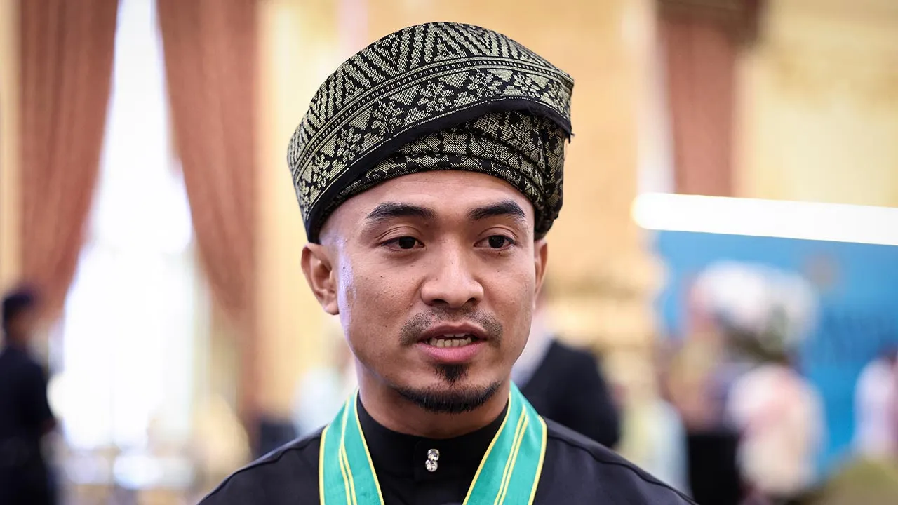 KUALA LUMPUR, 1 Jun -- Jaguh berbasikal trek negara Datuk Mohd Azizulhasni Awang yang menerima Darjah Bakti (DB) ditemui media selepas Istiadat Menghadap dan Pengurniaan Darjah Kebesaran, Bintang dan Pingat Persekutuan bersempena Ulang Tahun Hari Keputeraan Rasmi Yang di-Pertuan Agong Sultan Ibrahim di Istana Negara hari ini.  -- fotoBERNAMA (2026) HAK CIPTA TERPELIHARA