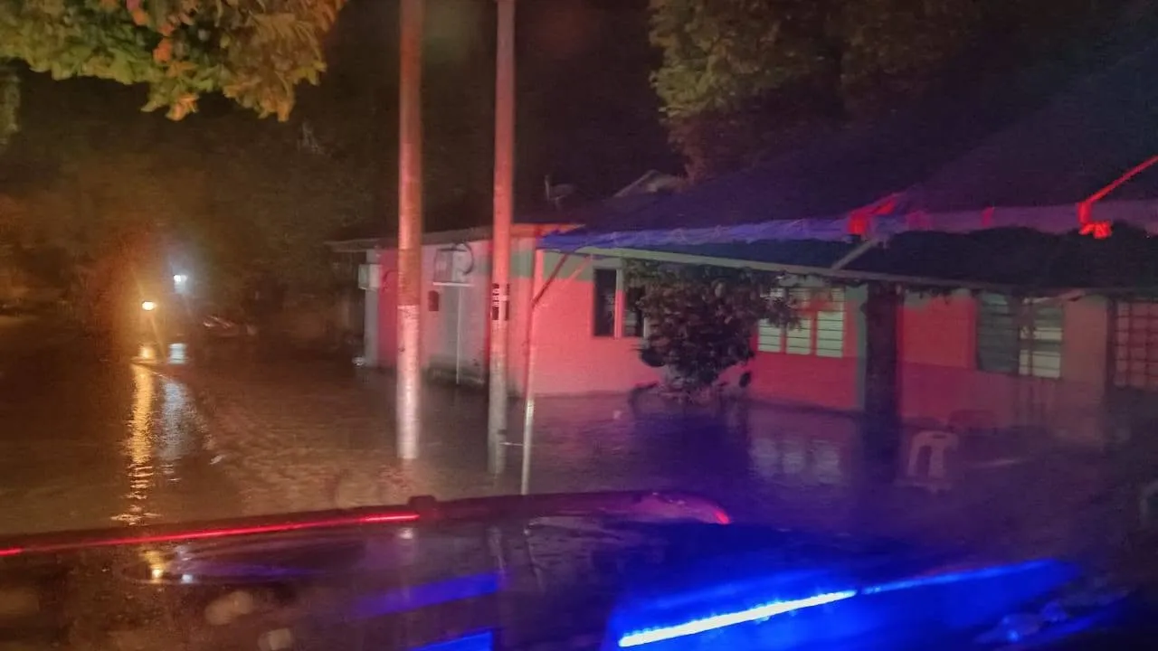 PEMANTAUAN KAWASAN BANJIR DAERAH MANJUNG 14 Jun 2026, Ahad - Berikutan kejadian hujan lebat yang berterusan melebihi 1 jam yang berlaku di sekitar daerah Manjung, APM daerah Manjung telah menerima aduan berkenaan kawasan sekitar Kampung Kilang, Beruas dinaiki air dan seterusnya melakukan pemantauan. Hasil pemantauan mendapati beberapa rumah di kawasan sekitar telah dinaiki air. Tiada Pusat Pemindahan Sementara yabg diaktifkan setakat ini. Mohon kepada semua warga Daerah Manjung terutama di kawasan berisiko 