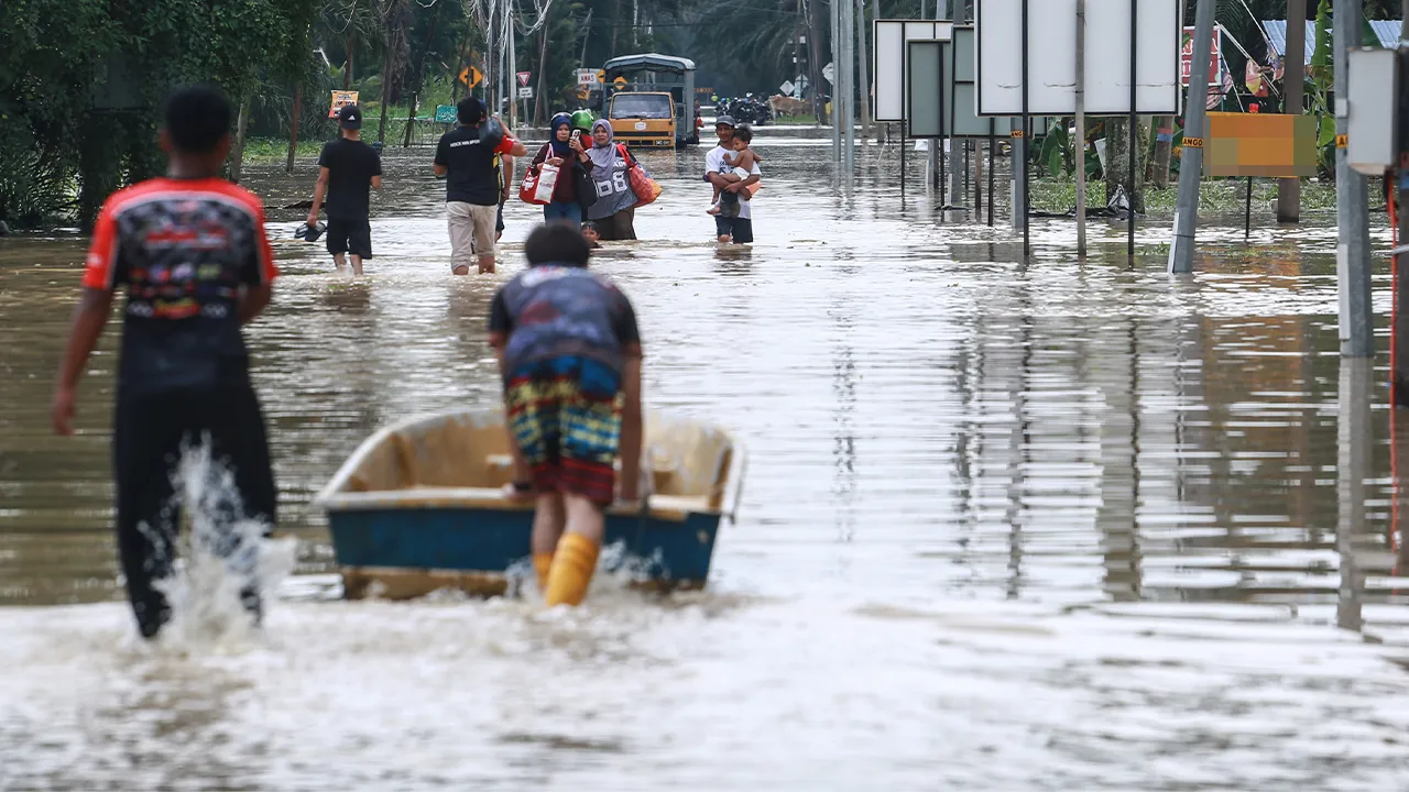 KUALA LANGAT, 25 Jun -- Penduduk Kampung Rancangan Tanah Belia (RTB) Bukit Changgang menggunakan sampan bagi menyelamatkan harta benda selepas rumah mereka dinaiki air akibat ban Sungai Langat pecah di Kuala Langat ketika tinjauan hari ini. --fotoBERNAMA (2026) HAK CIPTA TERPELIHARA