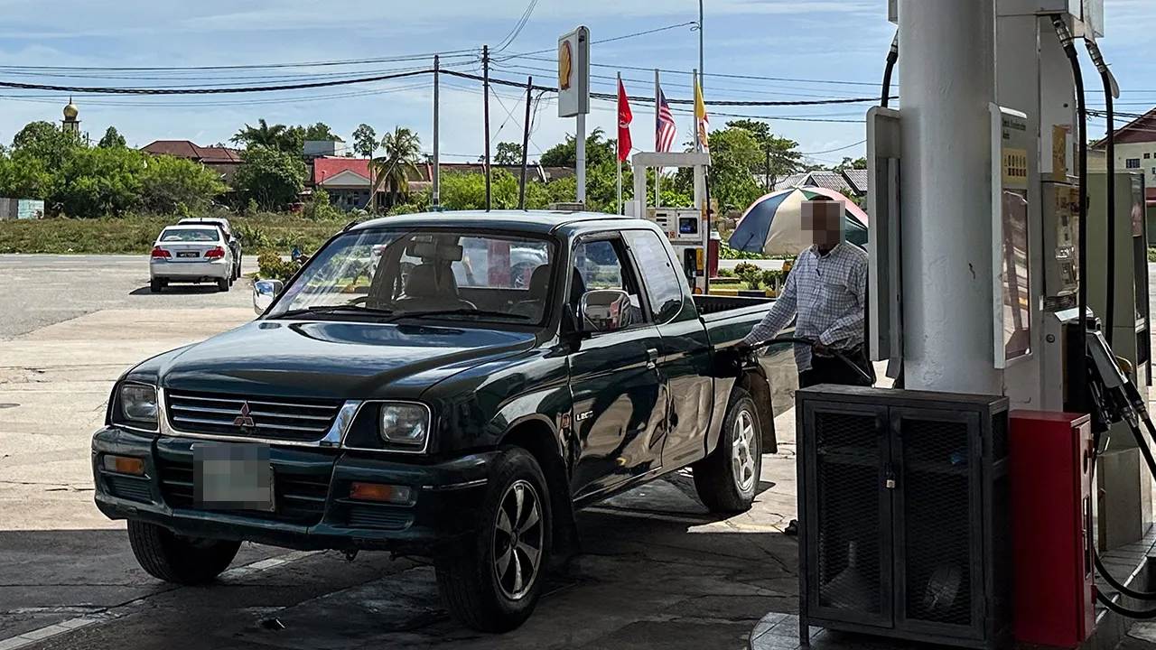 TUMPAT, 20 Jun -- Stesen minyak di Rantau Panjang di sini kelihatan lengang tanpa kehadiran kenderaan dari negara jiran susulan harga diesel di semua stesen minyak di Semenanjung Malaysia ditetapkan pada kadar RM3.35 seliter pada 10 Jun lepas ketika tinjauan Bernama hari ini._BERNAMA