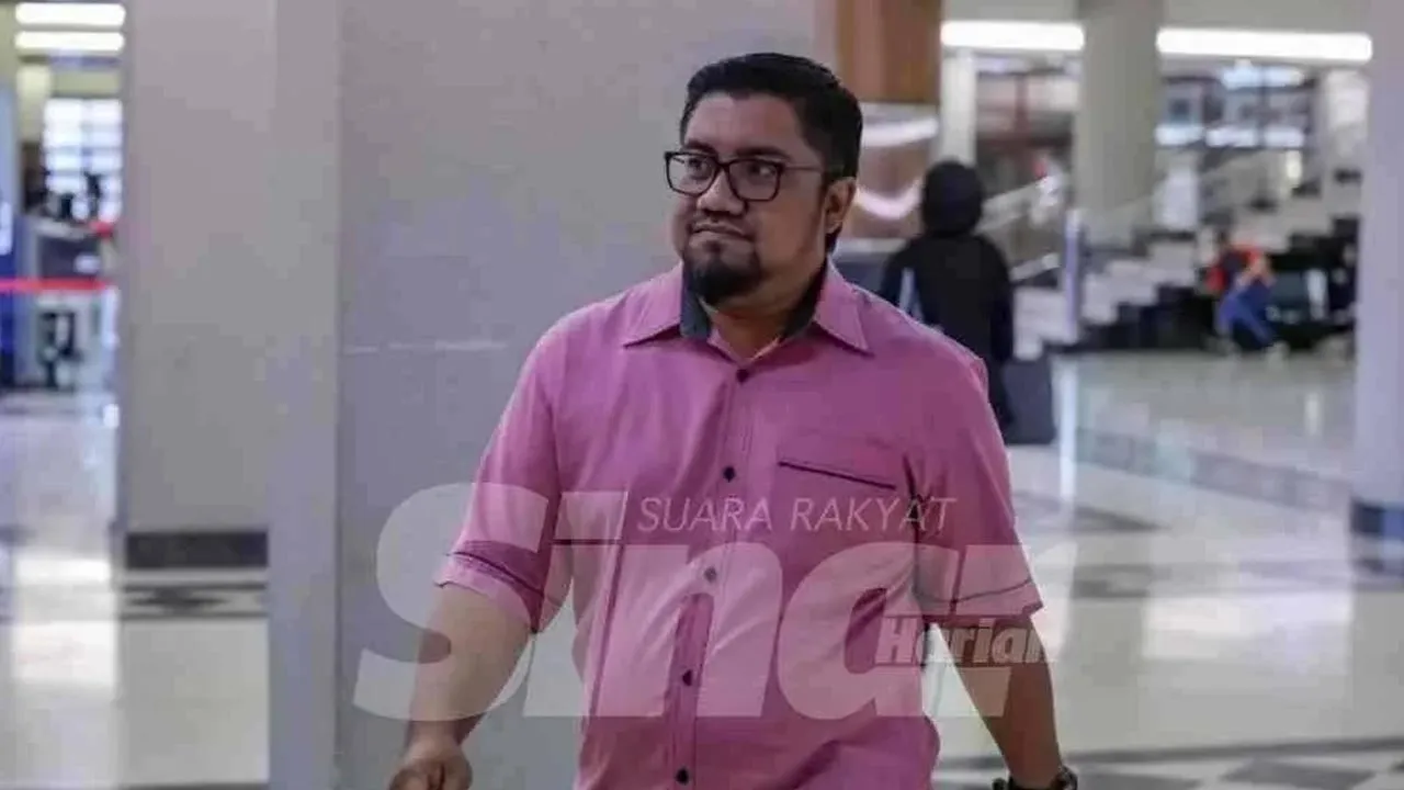 Badrul Hisham yang memakai kemeja berwarna merah jambu, hadir ke Mahkamah Tinggi Kuala Lumpur pada Rabu. -- SINAR HARIAN