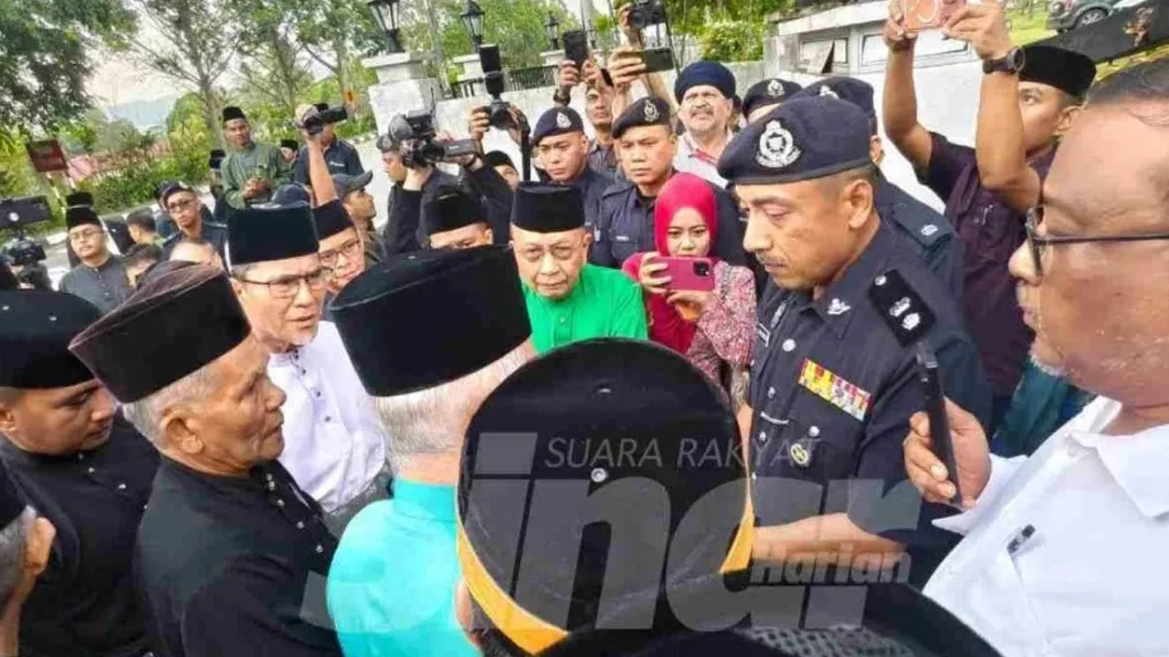 Suasana di Balai Kediaman Rasmi Tunku Syed Razman ibni Tunku Syed Idrus Al-Qadri pagi ini bertukar tegang apabila pembesar adat persoal tidak dibenar masuk untuk Sidang Khas DKU.