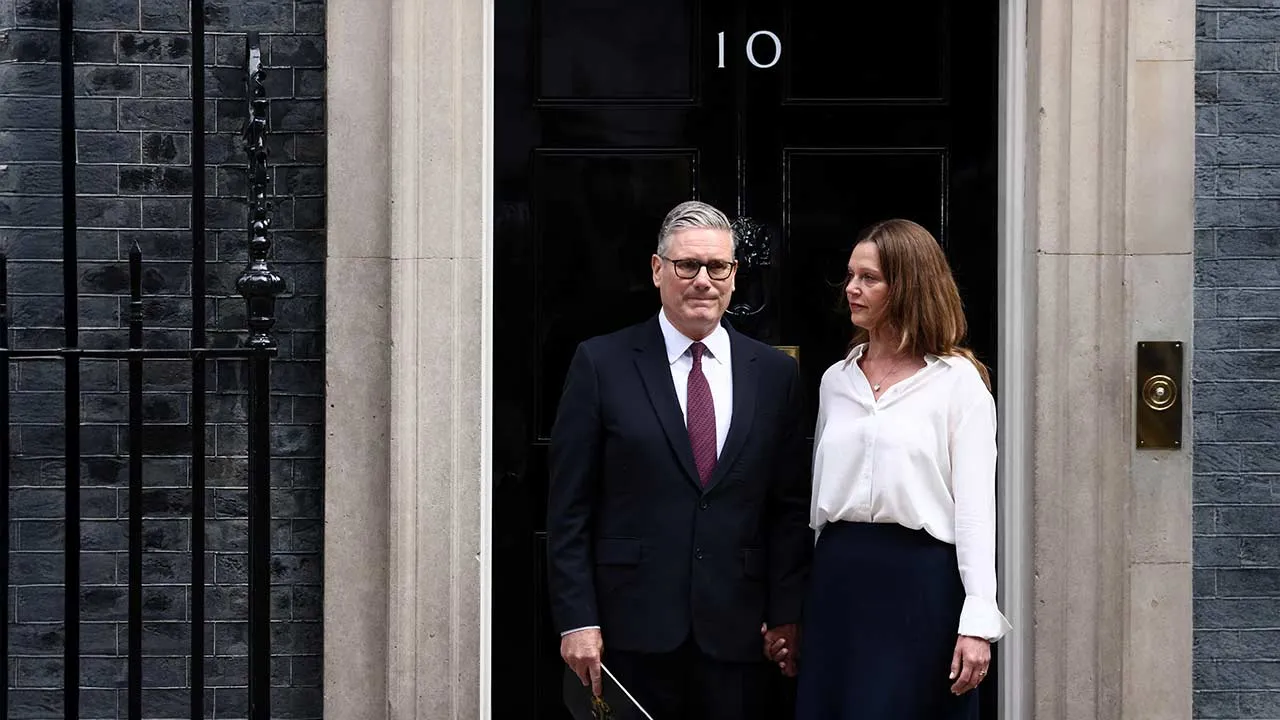 British Prime Minister Keir Starmer stands with his wife Victoria Starmer after announcing the timeline for his resignation, following Andy Burnham's decisive victory last week in the Makerfield by-election, outside 10 Downing Street, in London, Britain, June 22, 2026. REUTERS/Jack Taylor