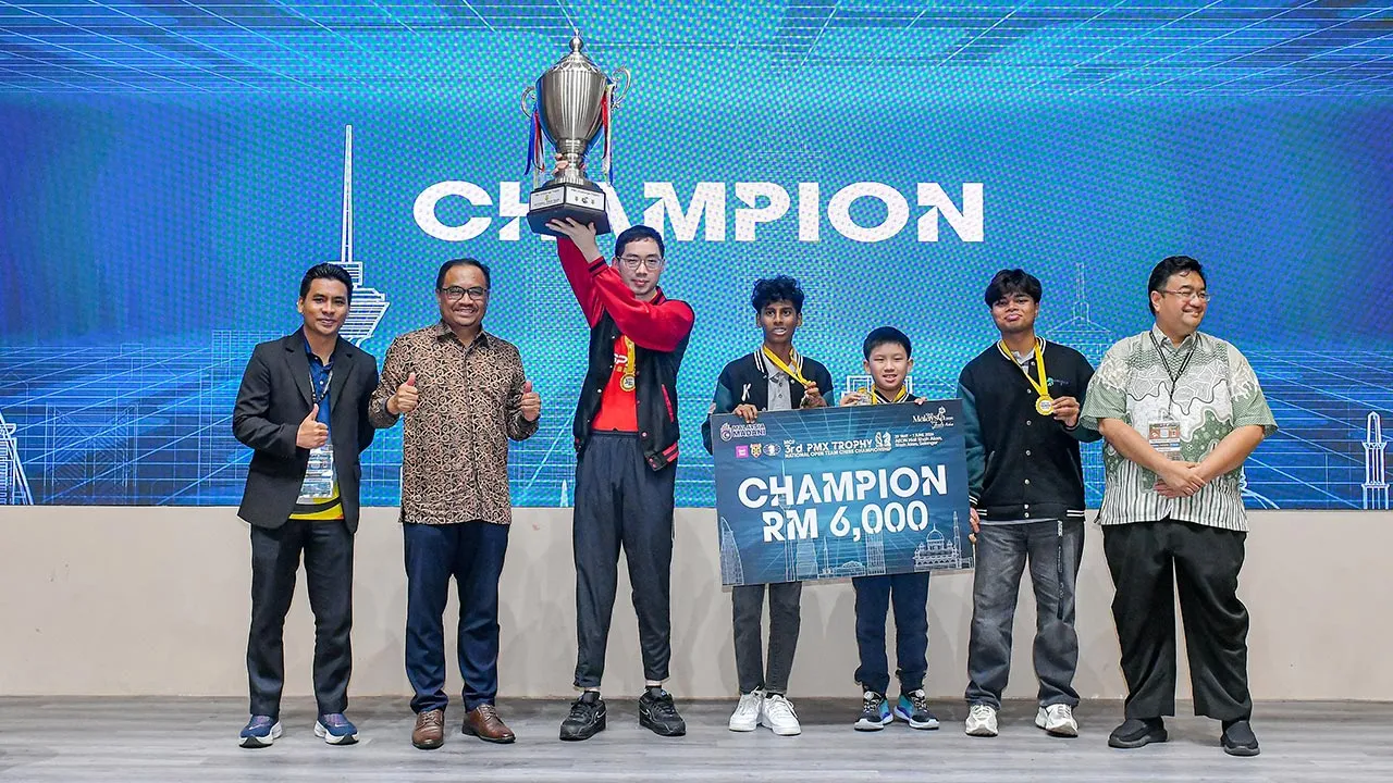 SHAH ALAM, 1 Jun -- Ahli Parlimen Shah Alam Azli Yusof (dua, kiri) dan Presiden Persekutuan Catur Malaysia Akhramsyah Muammar Ubaidah Sanusi (kanan) bersama pasukan Chess Hub Titans selepas dinobatkan sebagai Juara ketika hadir pada Majlis Penyampaian Hadiah Kejohanan Catur Berpasukan Peringkat Kebangsaan 2026-Piala PMX di Dewan Aeon Mall Shah Alam hari ini.  -- fotoBERNAMA (2026) HAK CIPTA TERPELIHARA