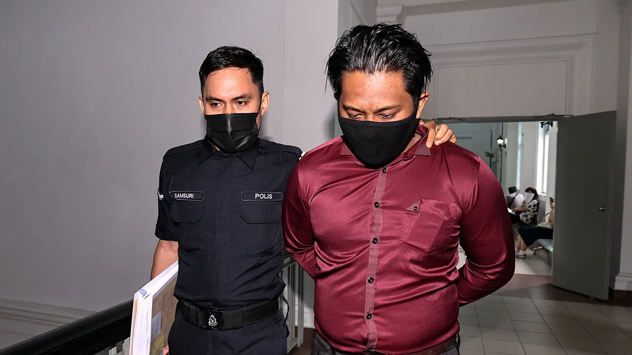 JOHOR BAHRU, 9 Jun -- Guru Mohamad Amirul Firdaus Awang Meran, 28, (kanan) mengaku tidak bersalah di Mahkamah Sesyen dan Majistret hari ini atas tujuh pertuduhan melakukan amang seksual fizikal terhadap seorang murid perempuan dan menyimpan bahan lucah dalam telefon bimbitnya._BERNAMA