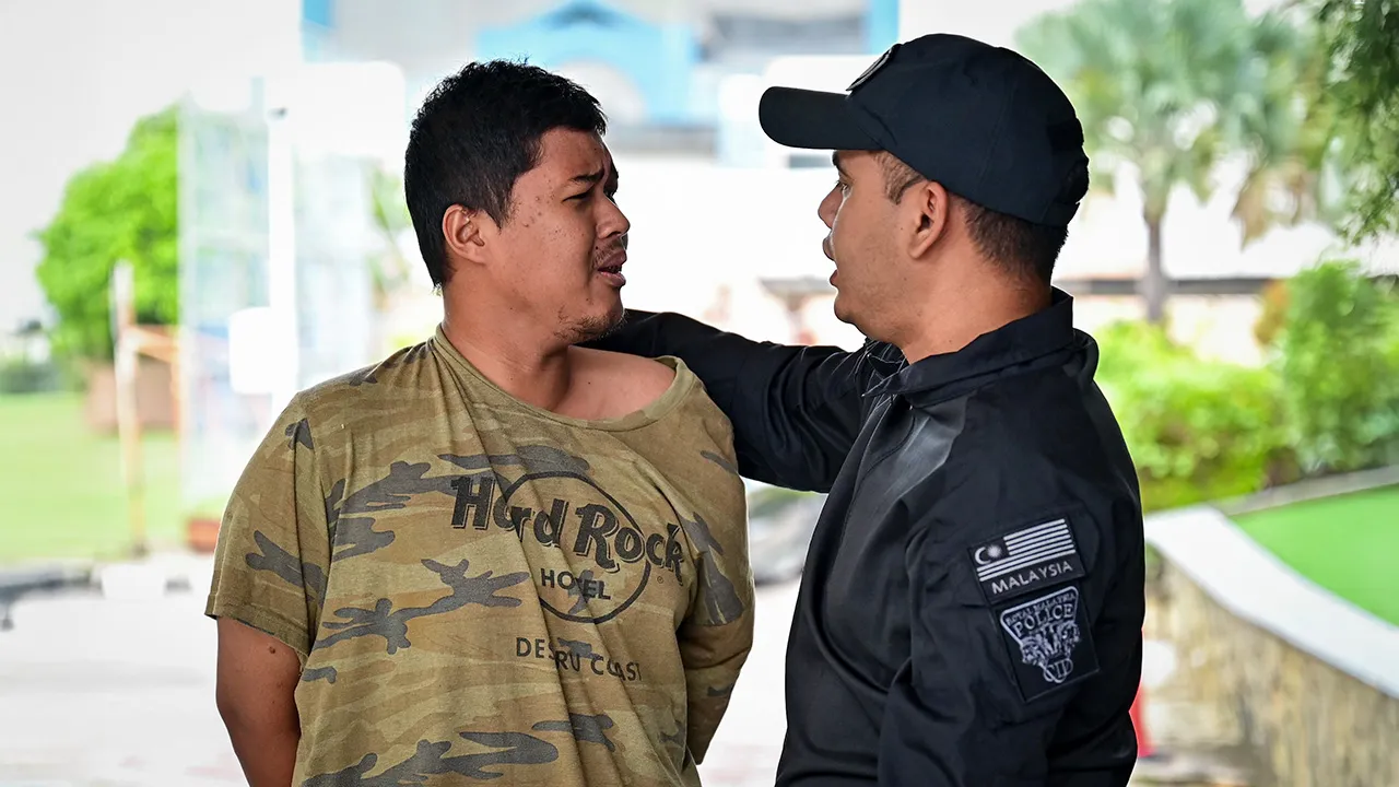 KUALA TERENGGANU, 29 Jun -- Mahkamah Sesyen di sini hari ini mengarahkan seorang lelaki, Muhammad Nor Iman Abdullah, 25, (kir) yang dituduh mencederakan neneknya menggunakan tukul besi hingga parah pada 19 Jun menjalani pemeriksaan mental.