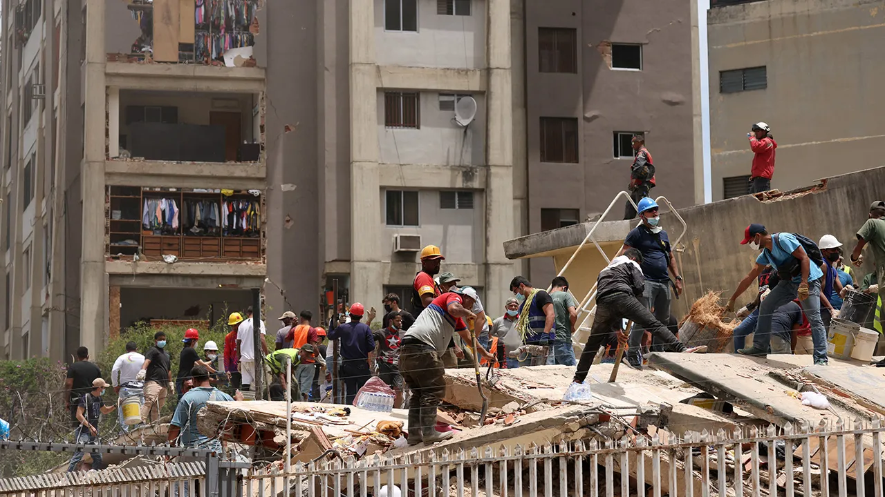 People search for casualties amid the rubble of a collapsed building, in the aftermath of earthquakes in Caracas, Venezuela, June 25, 2026. REUTERS/Leonardo Fernandez Viloria