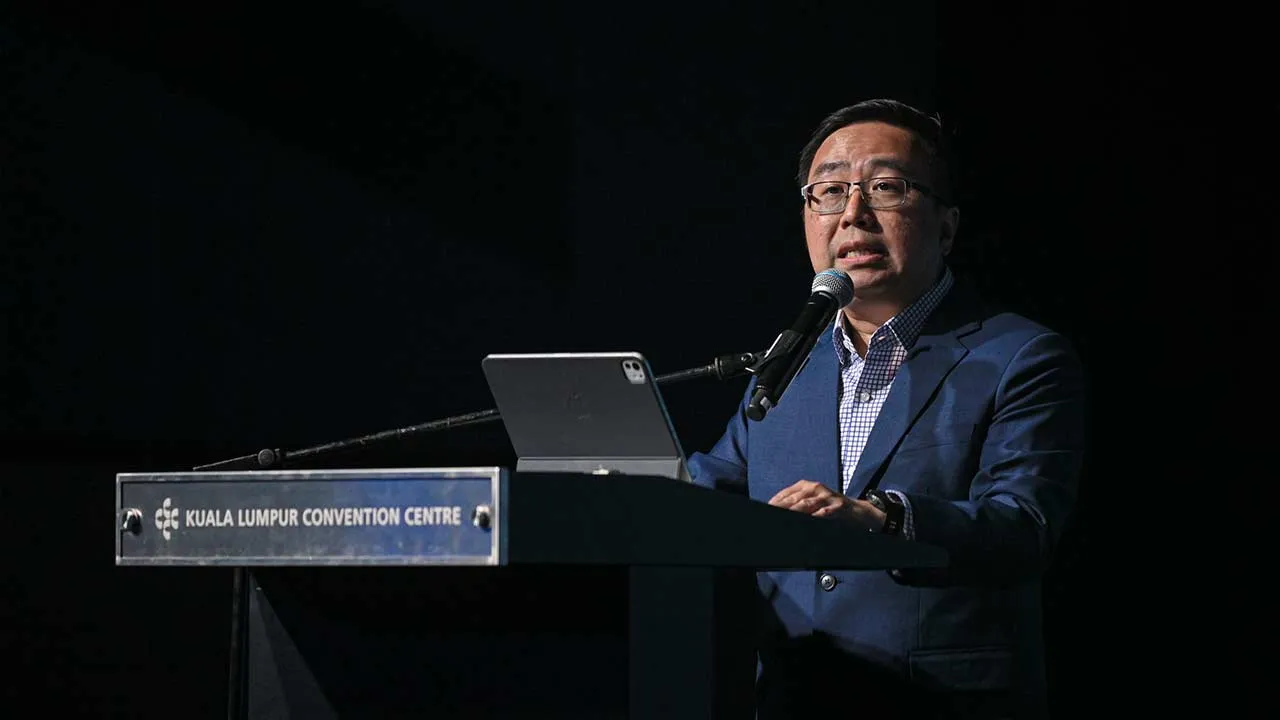 KUALA LUMPUR, 3 Jun -- Menteri Sains, Teknologi dan Inovasi, Datuk Chang Lih Kang berucap pada majlis pelancaran program "Revolutionising Industry with Graphene" di Kuala Lumpur Convention Centre hari ini.  Inisiatif ini bertujuan memacu transformasi industri tempatan melalui pengadunan teknologi graphene dalam sektor pembuatan dan teknologi tinggi negara.  --fotoBERNAMA (2026) HAKCIPTA TERPELIHARA
